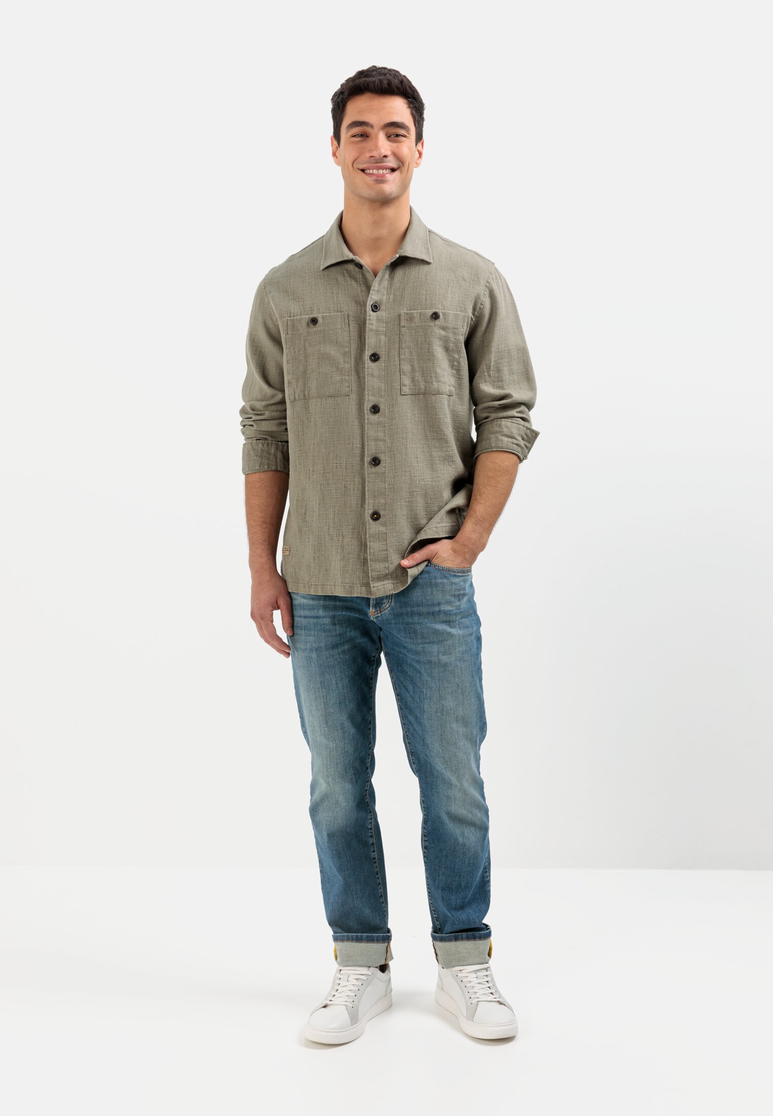 MI_09332-1S42-31_M3-00 Men Overshirt in a linen-cotton mix Khaki worn front full body