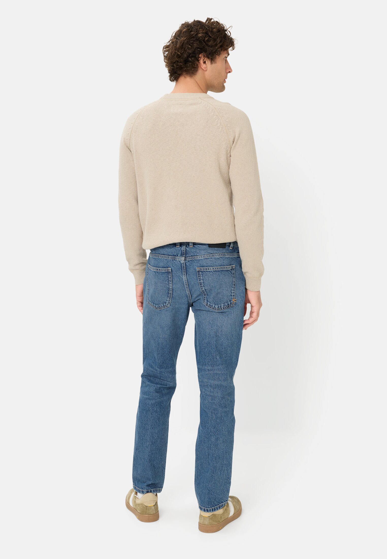 Men Relaxed Fit 5-Pocket Jeans in cotton Ocean Blue worn back