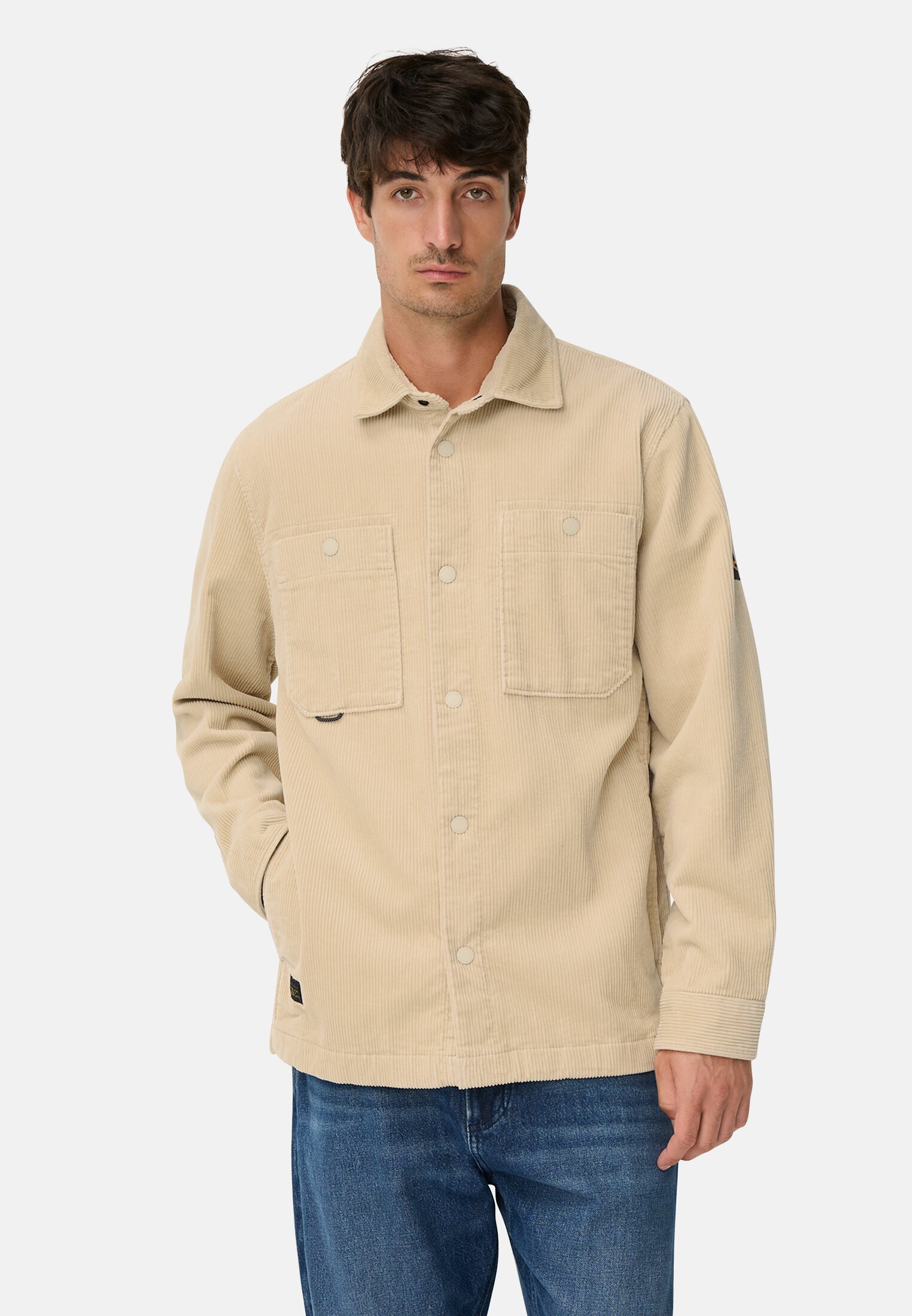 Herren Cord Overshirt mit Druckknöpfen Hafer getragen vorn
