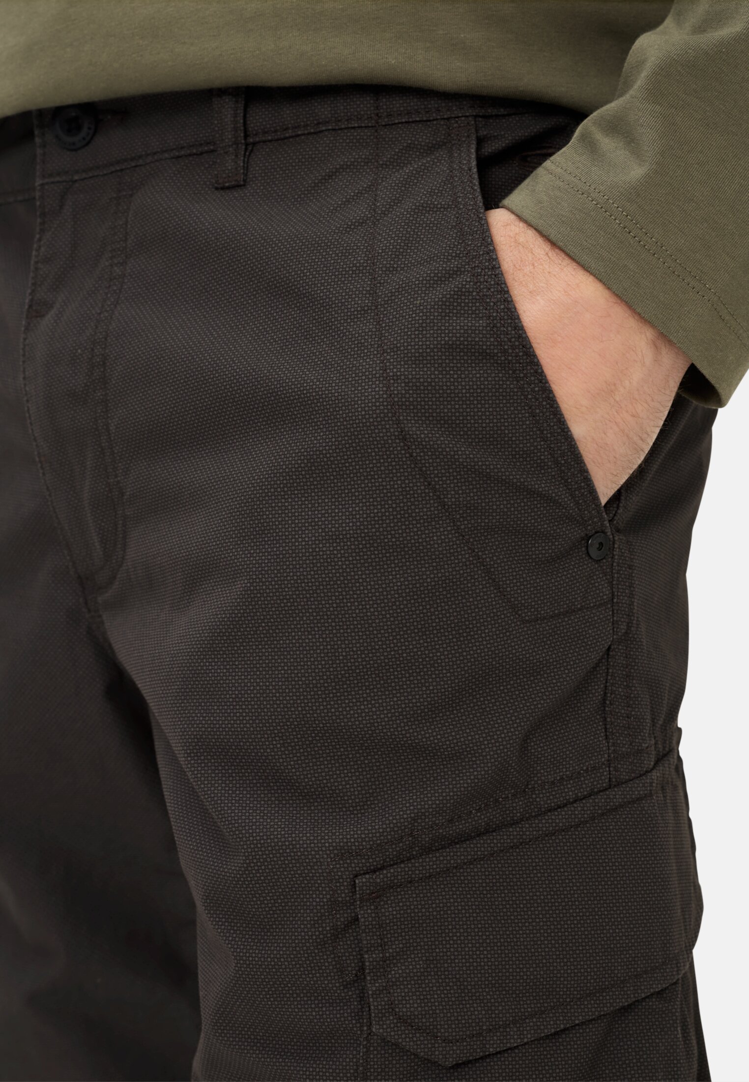 Men Cargoshorts made of pure cotton Black worn detail close