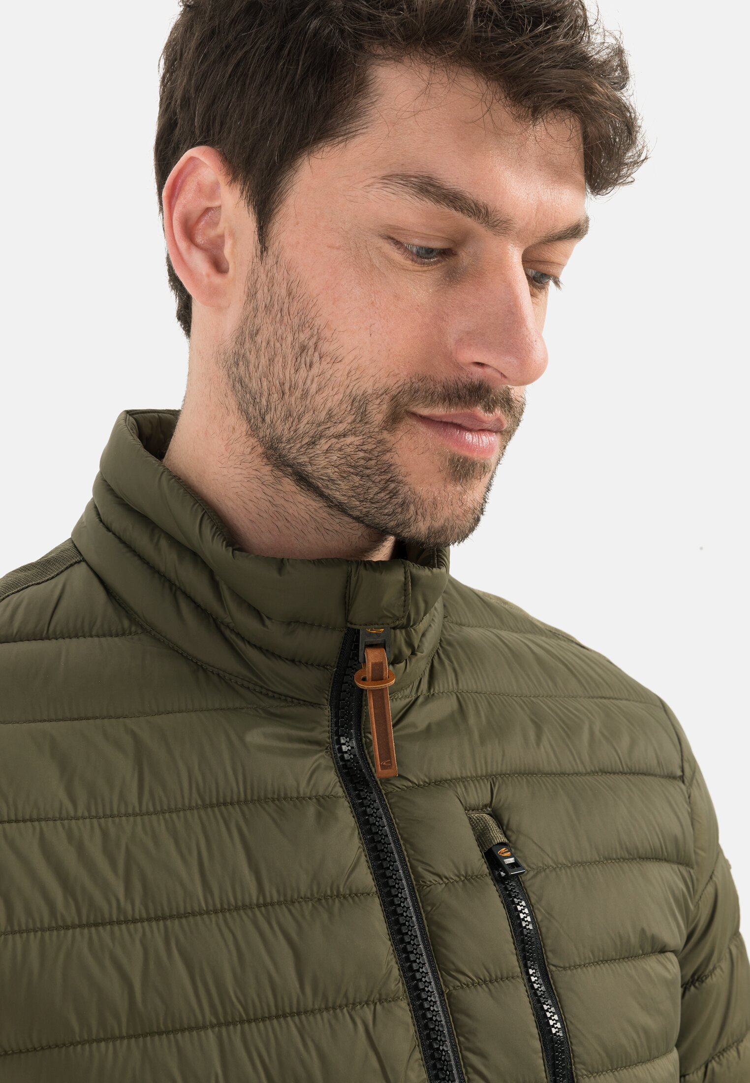 Men Downfree quilted jacket from recycled polyester Olive worn detail close