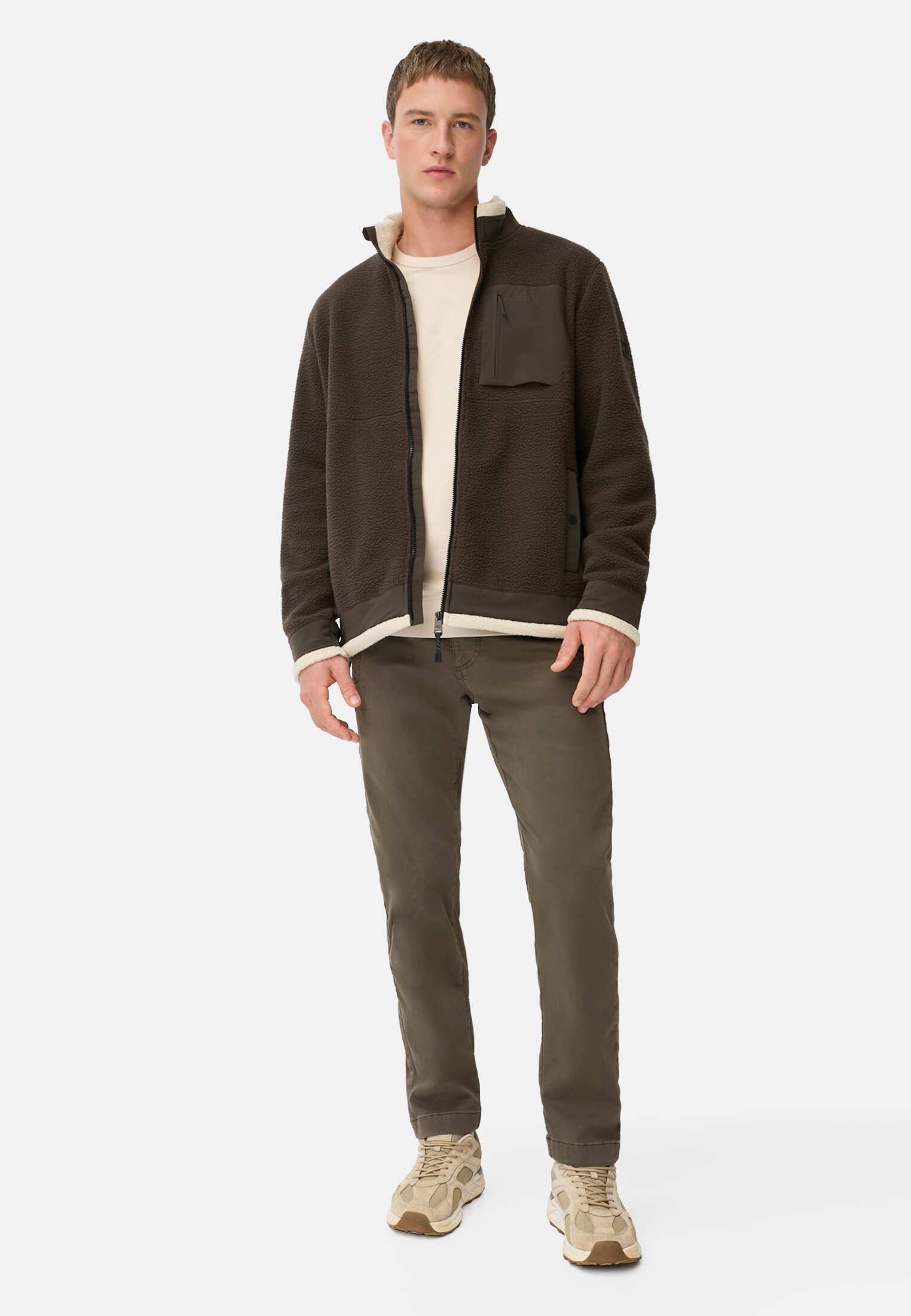 Herren fleXXXactive® Chino Regular Fit aus Baumwollmix Dunkelbraun getragen vorne Ganzkörper