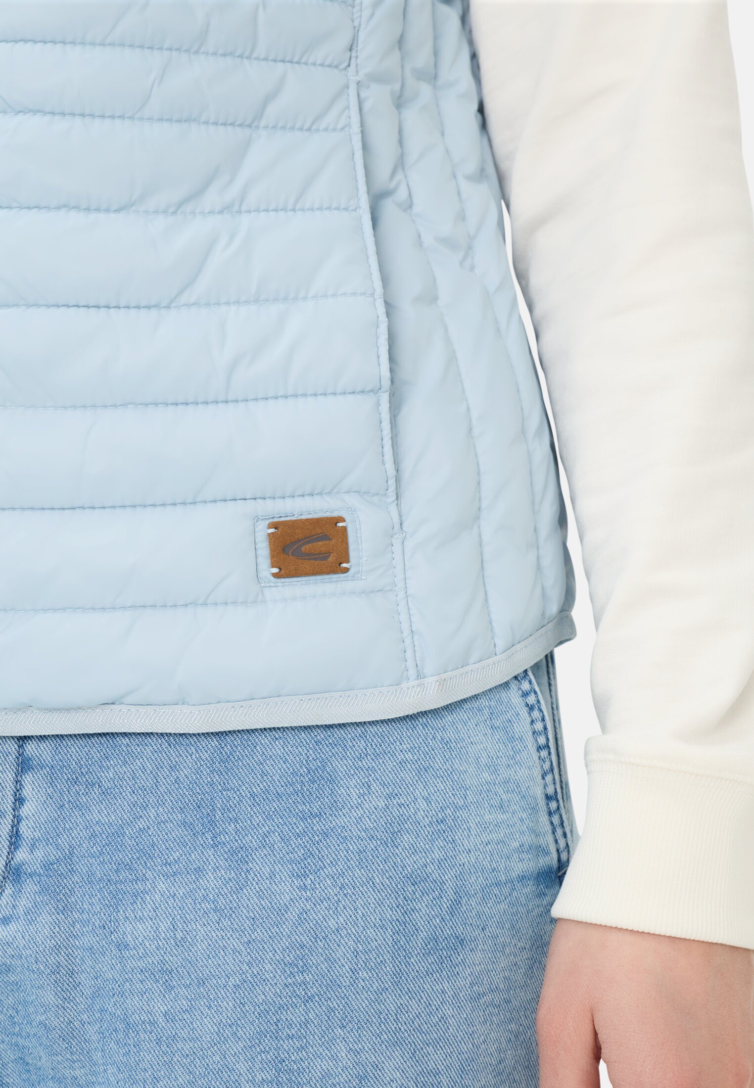 Damen Steppweste aus recyceltem Polyamid Hellblau getragen detailliert nah