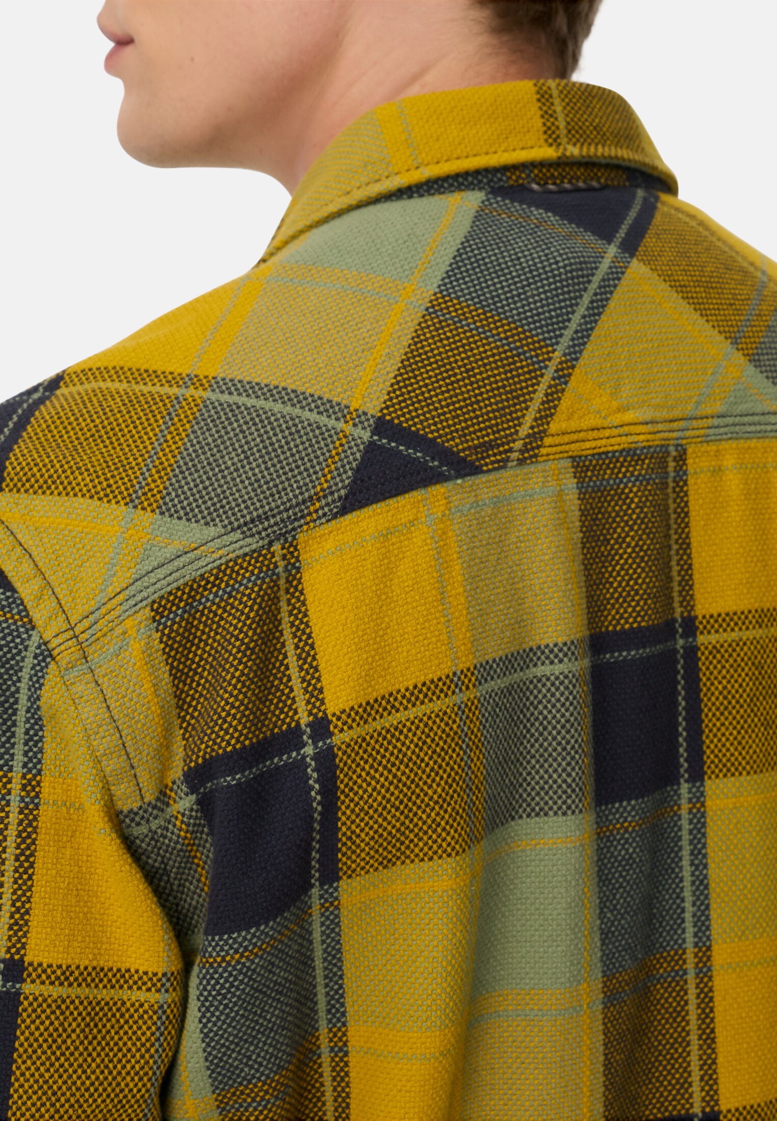Men Plaid shirt with flap pockets Yellow worn detail close