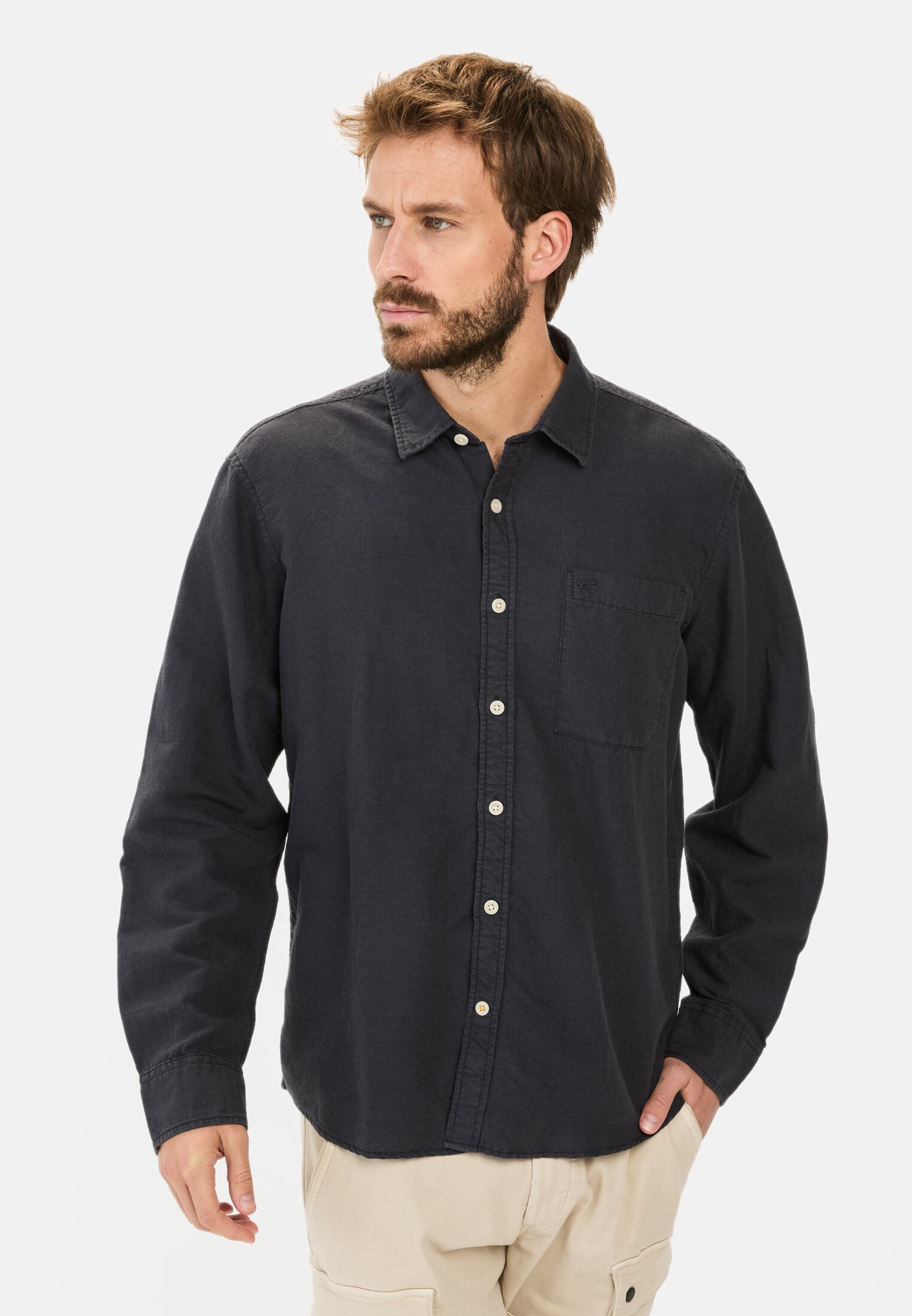 Herren Langarm-Leinenhemd mit Soft-Wash-Veredelung Dunkelblau getragen vorn