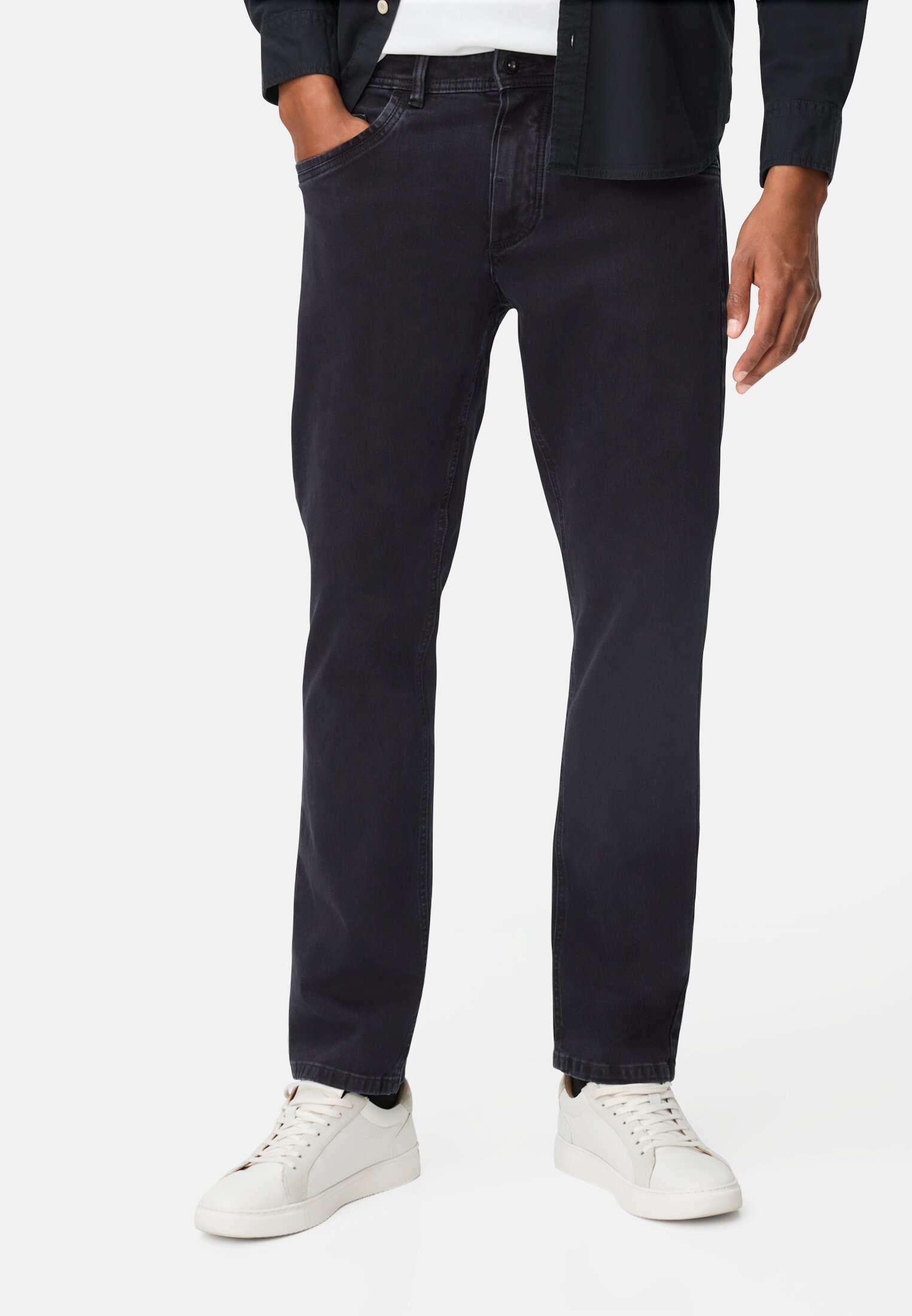 Herren 5-Pocket Relaxed Fit Hose aus Baumwoll-Mix Schwarz getragen vorn