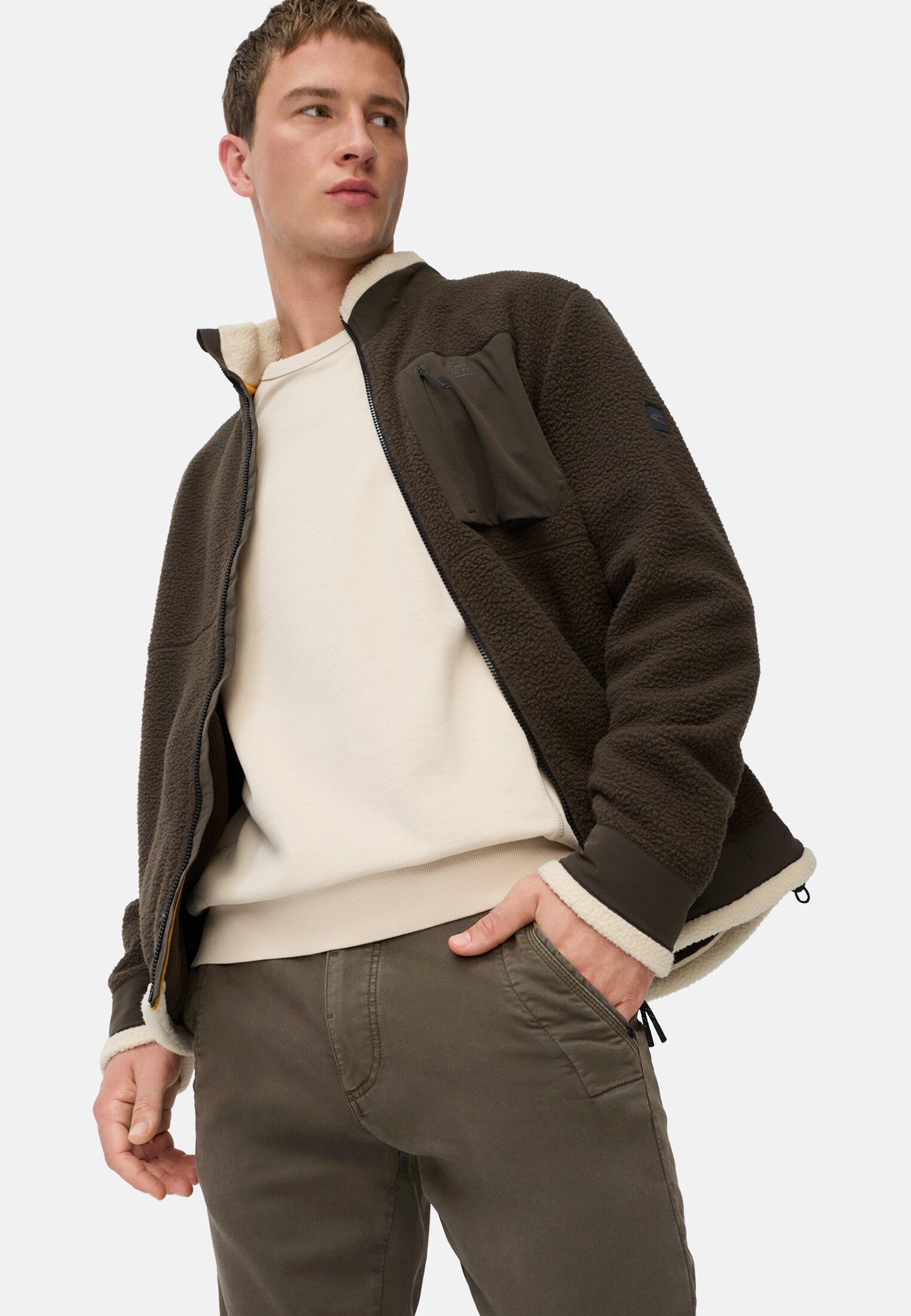 Herren fleXXXactive® Chino Regular Fit aus Baumwollmix Dunkelbraun getragen emotional