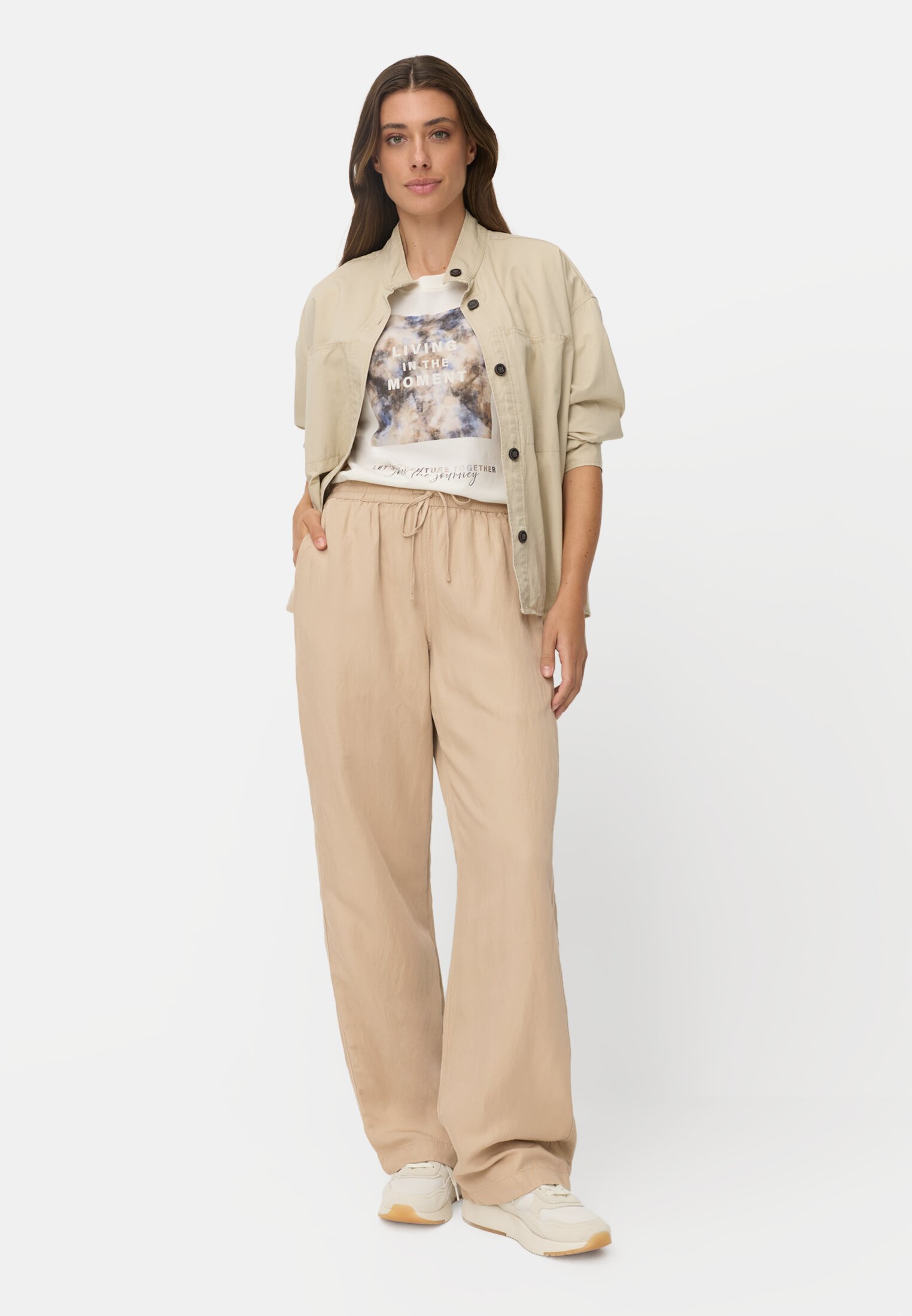 Damen Casual Hose mit weitem Bein Sand getragen vorne Ganzkörper
