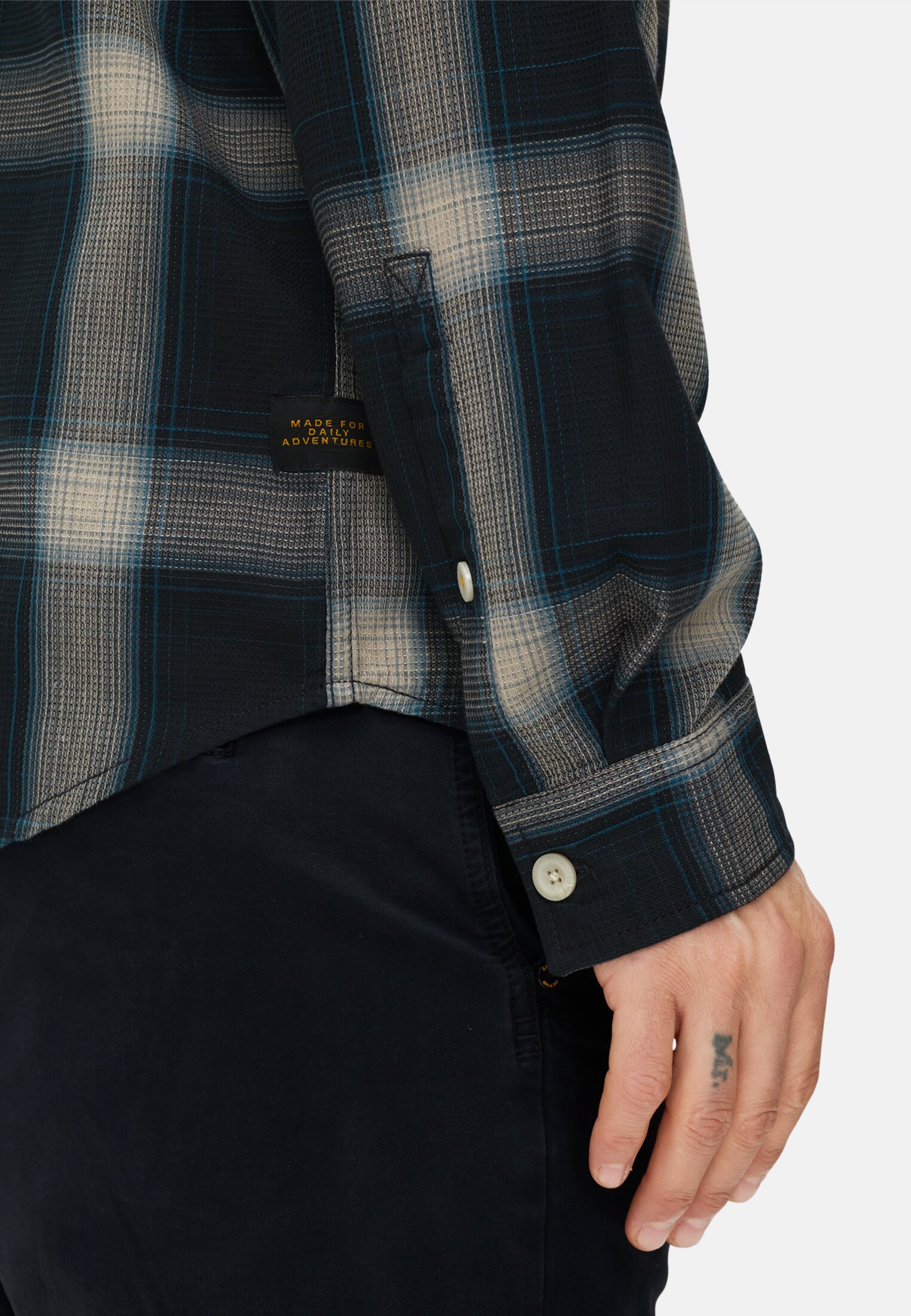 Heren Langarmshirt van puur katoen Marineblauw gedragen detail dichtbij  