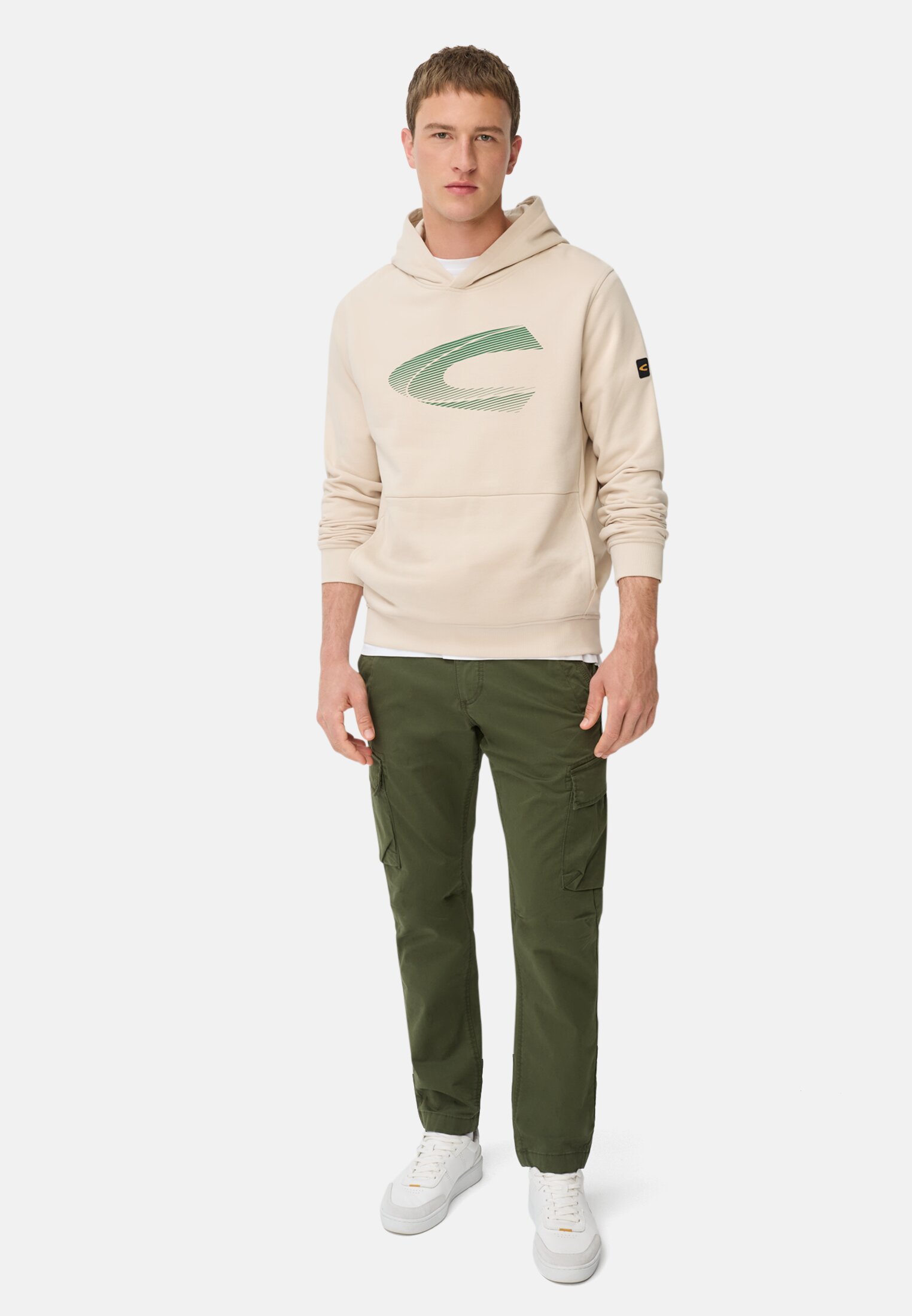 Herren Hoodie aus Baumwollmix Hafer getragen vorne Ganzkörper
