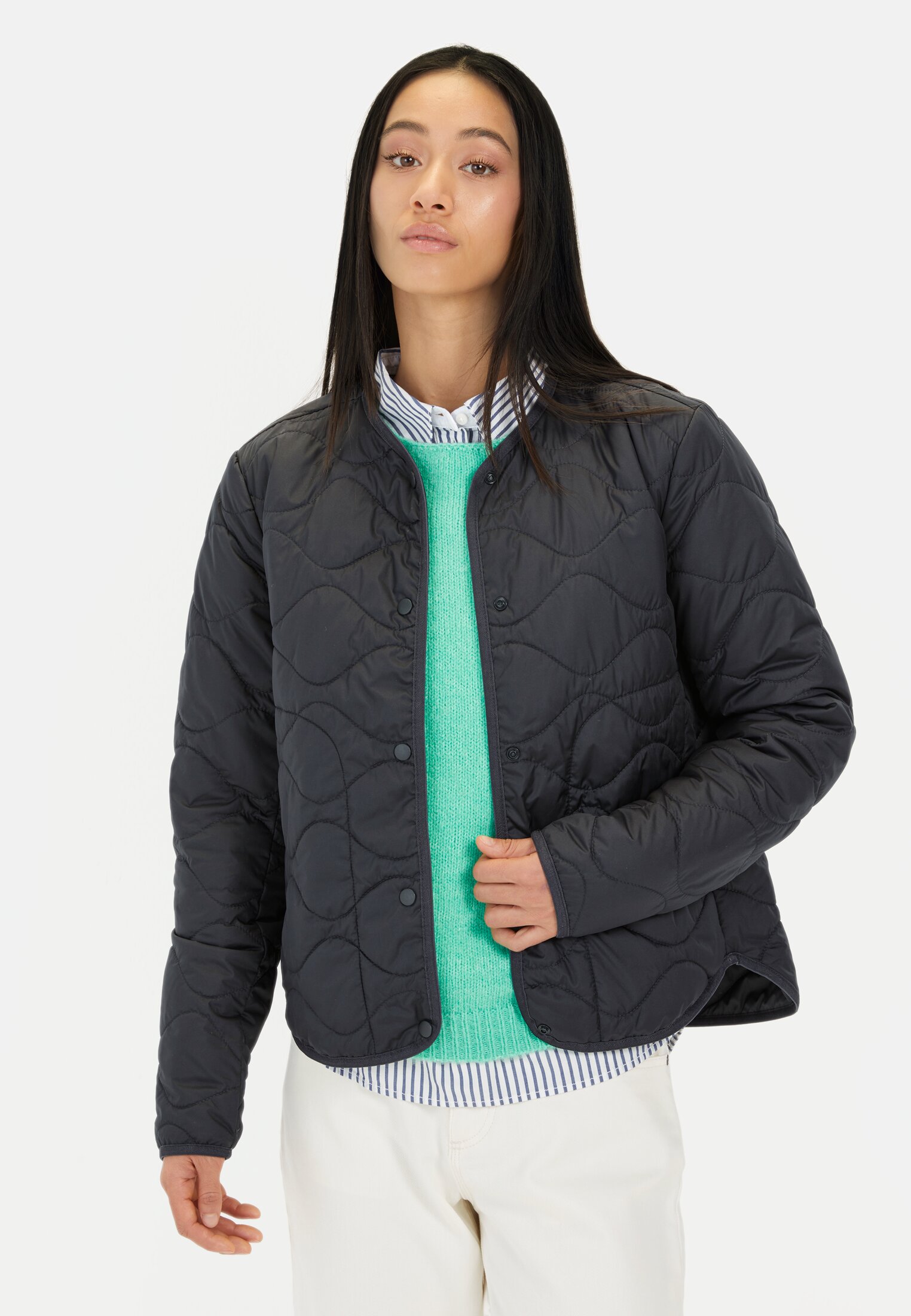 Women Lightweight quilted jacket with velvet pockets Navy blue worn front