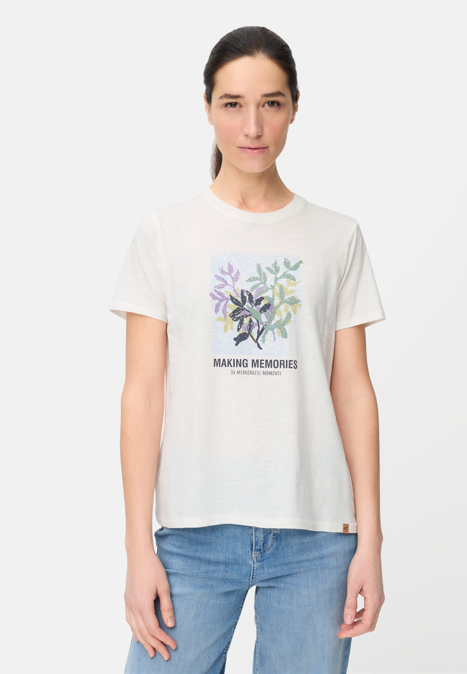 Damen T-Shirt aus reiner Baumwolle Milchweiß getragen vorn