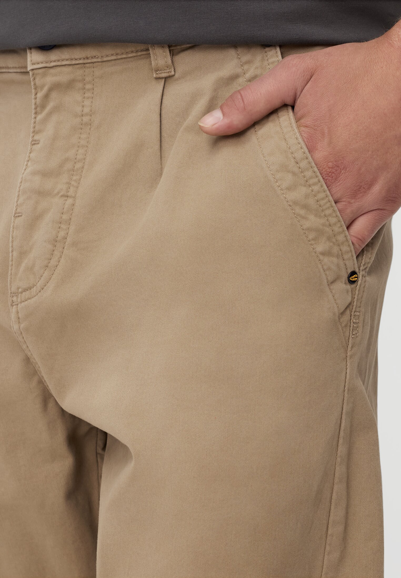 Herren Relaxed Fit Chino mit 2-Wege Stretch Braun getragen detailliert nah
