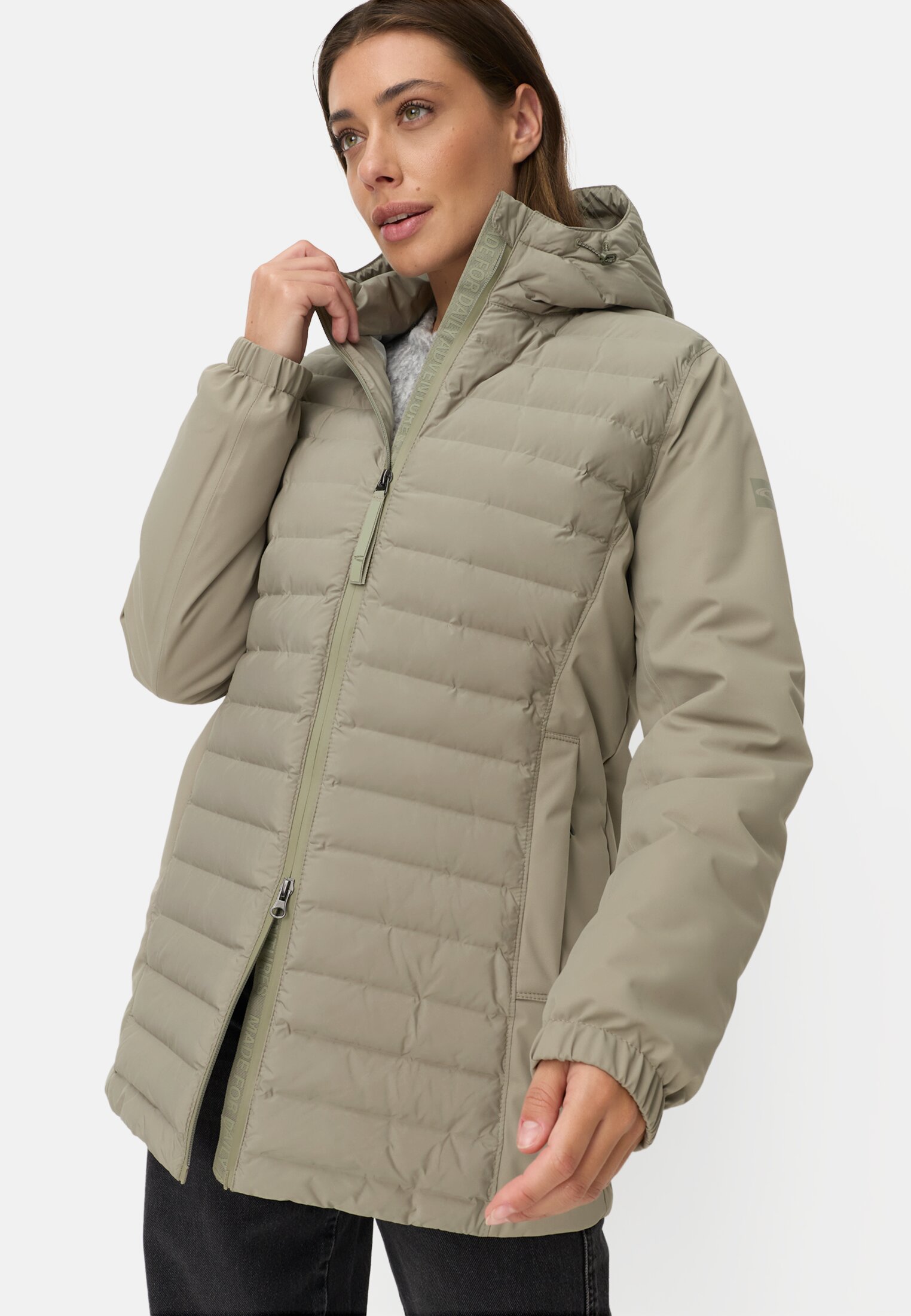 Damen teXXXactive® Funktionsjacke aus atmungsaktiven Material Salbei getragen emotional