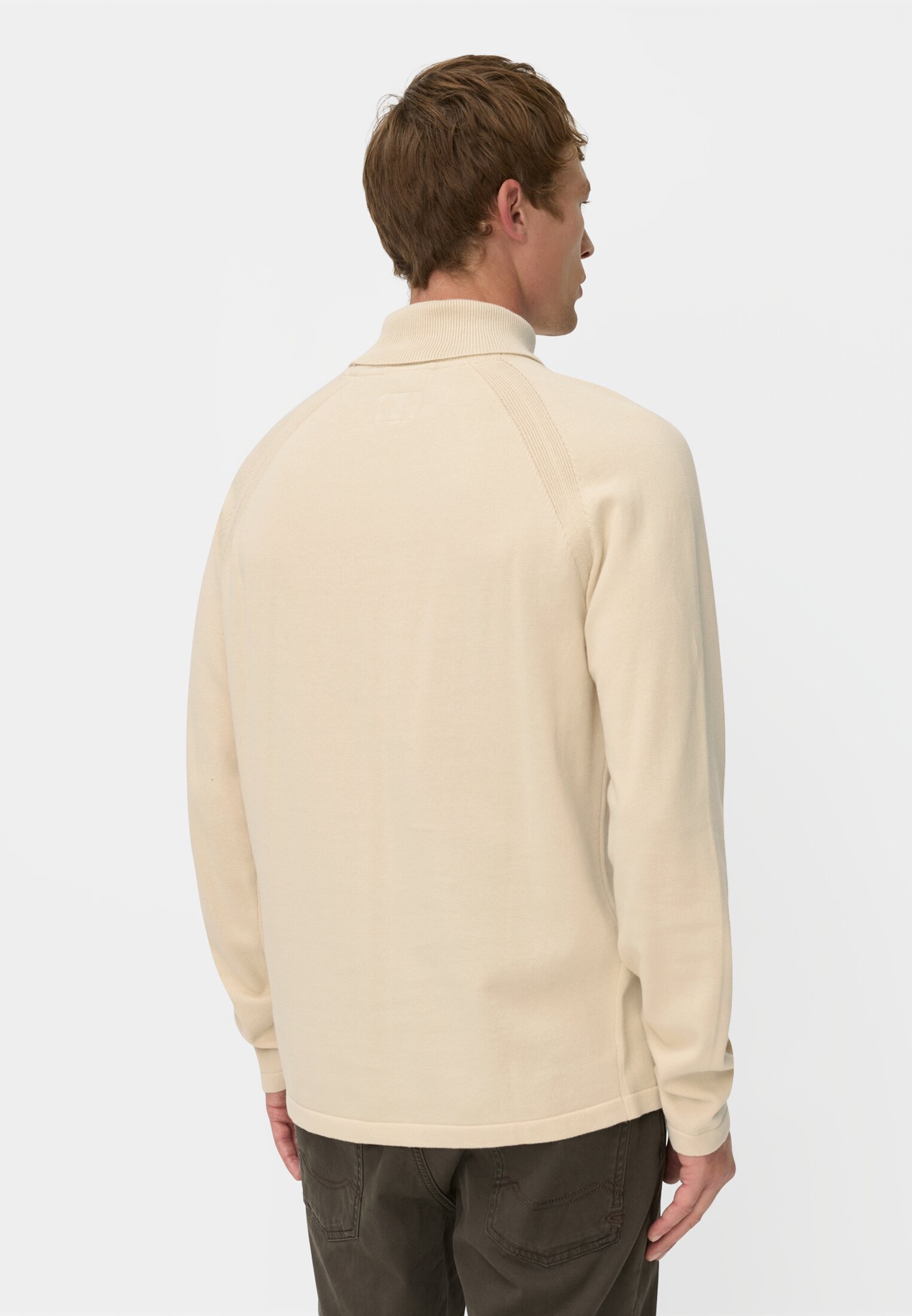 Herren Rollkragenpullover aus reiner Baumwolle Hafer getragen hinten