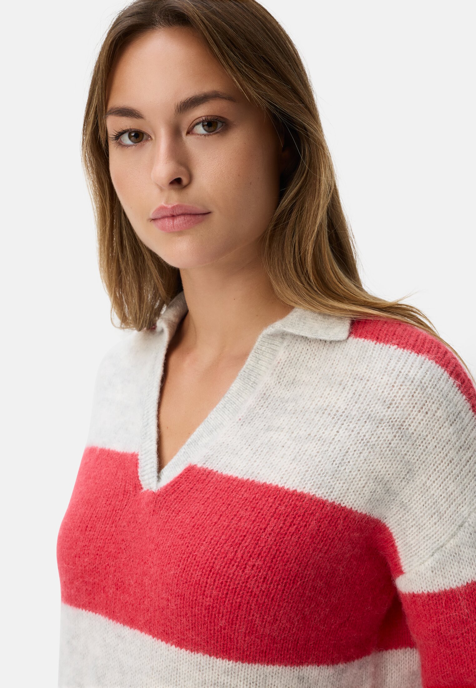 Damen Strickpullover mit Hemdkragen Rot getragen detailliert nah