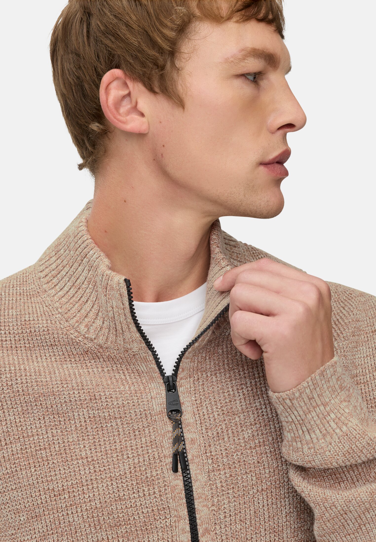 Men Knitted Cardigan made from a soft cotton blend Oats worn detail close