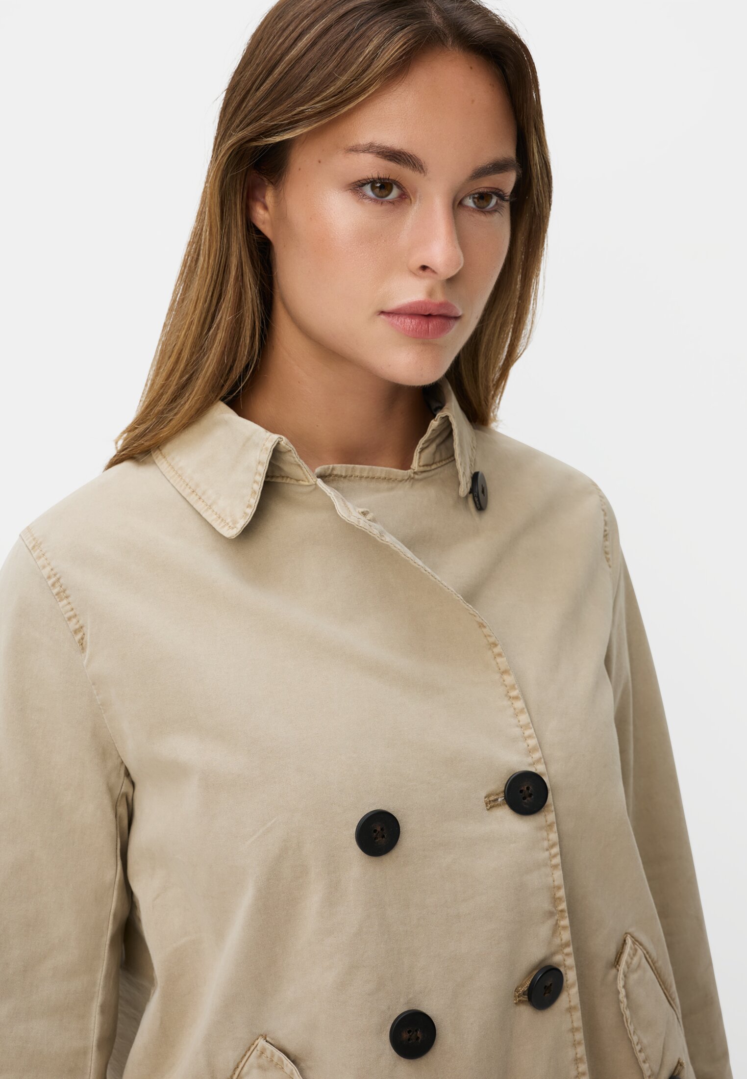 Damen Blazer mit Pattentaschen Beige getragen detailliert nah