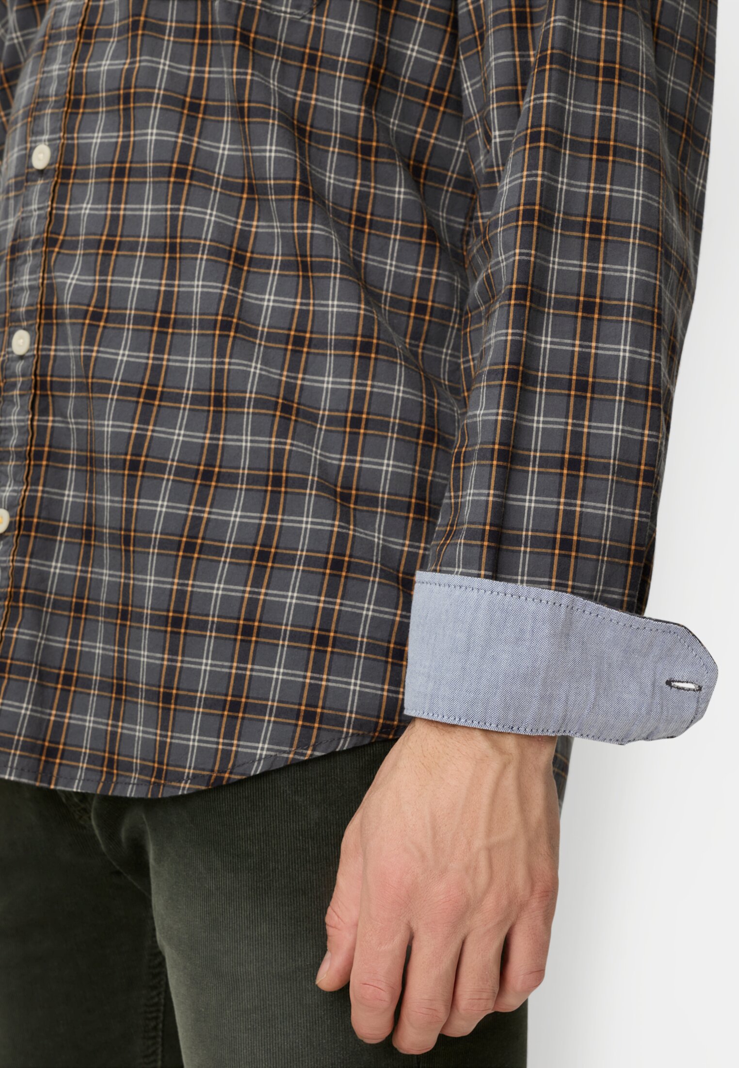 Herren Langarm Hemd aus reiner Baumwolle Gelb getragen detailliert nah