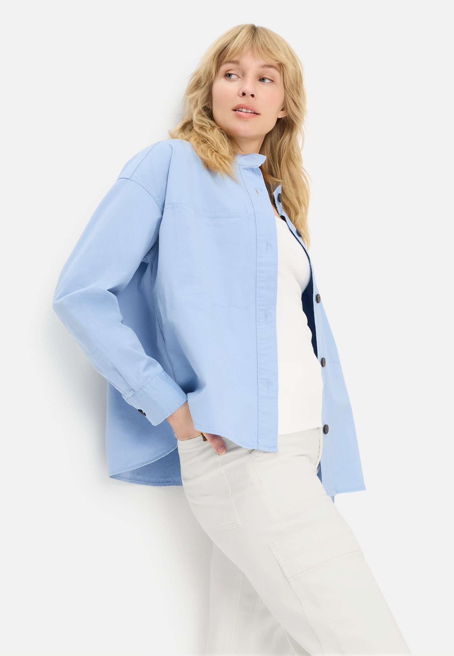 Damen Loose Fit Denim mit Cargotaschen Milchweiß getragen emotional