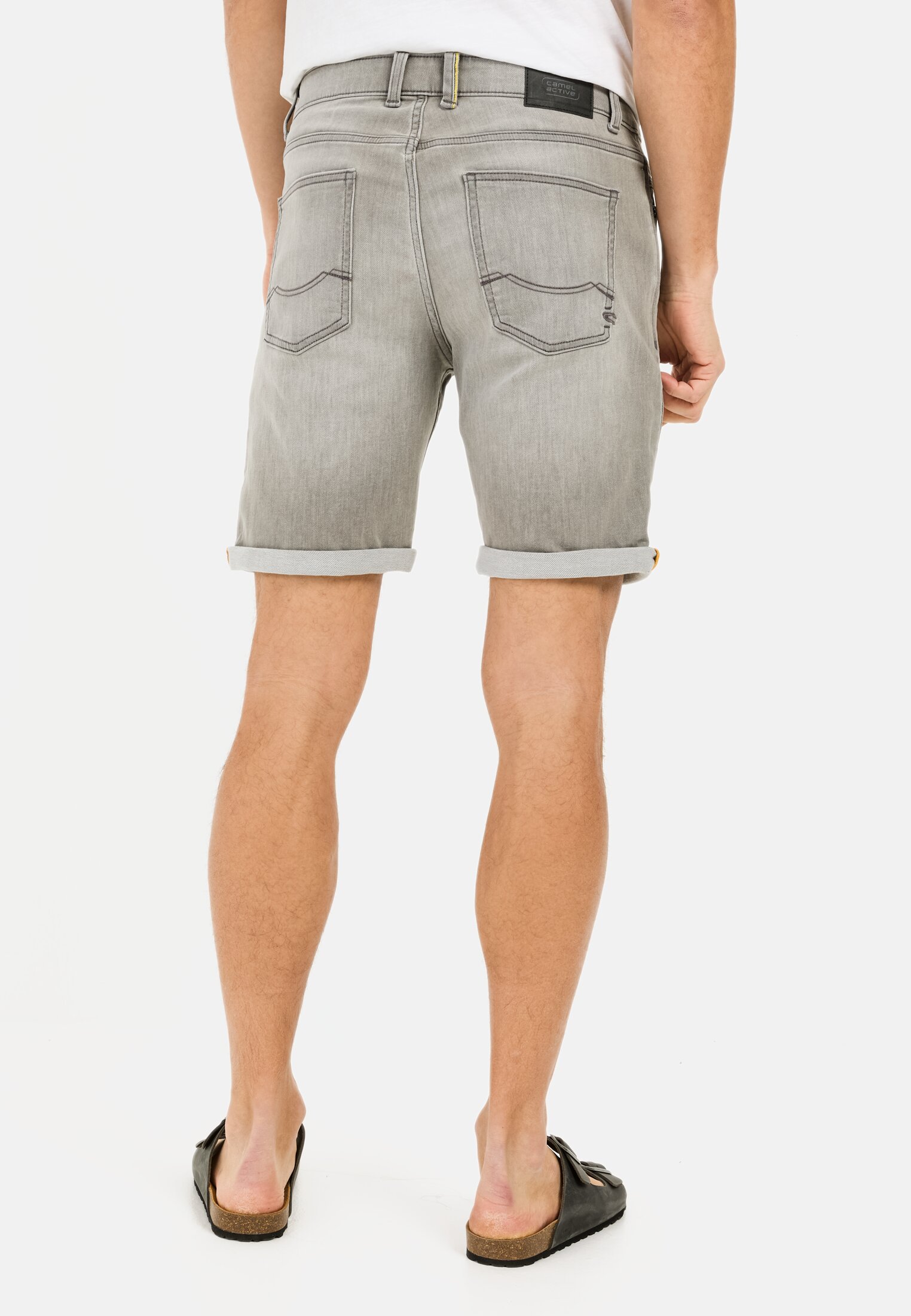 MI_98R02-5D16-06_M2-00 Herren fleXXXactive® Jeansshorts im Regular Fit Grau getragen hinten