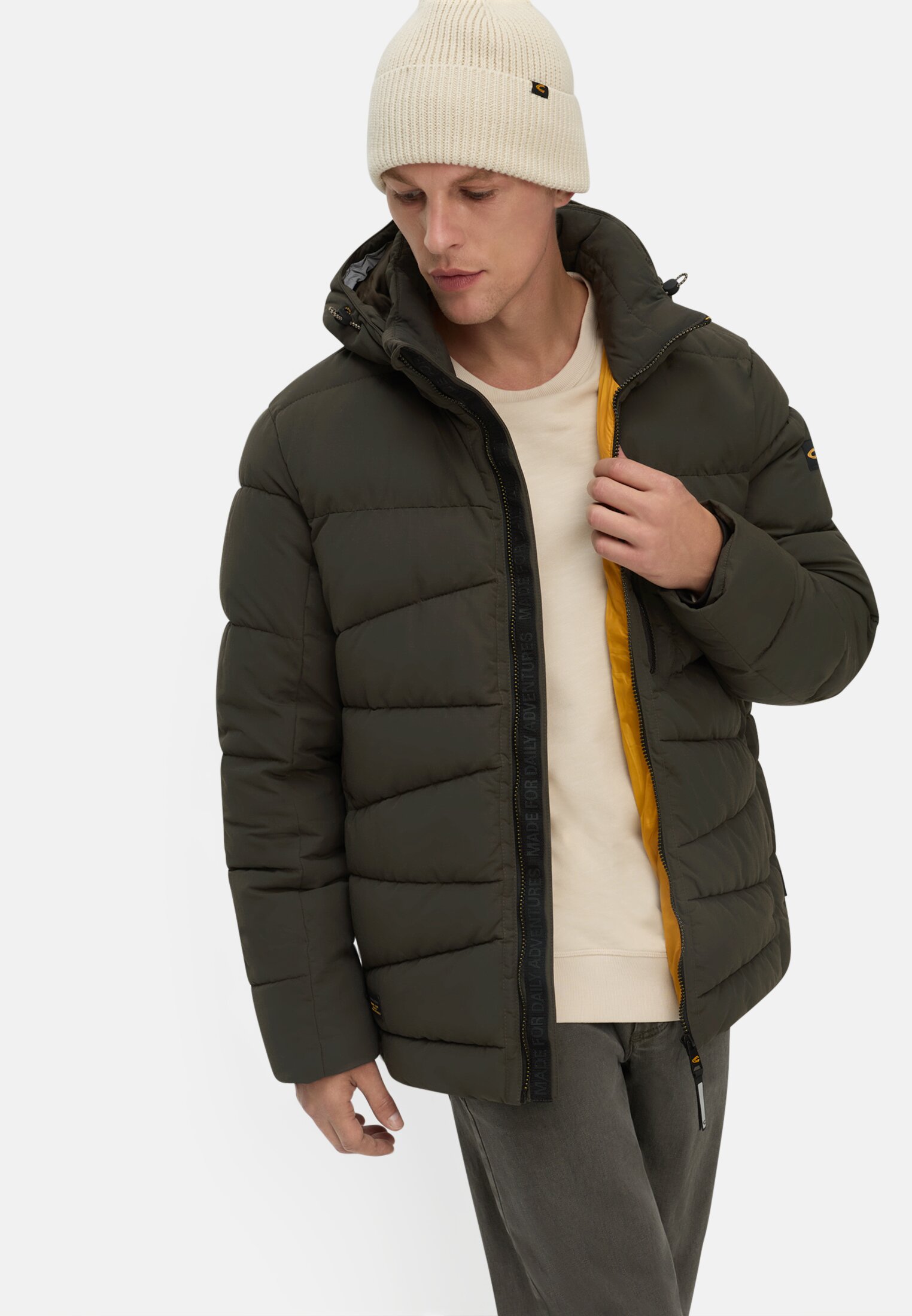 Herren Winterjacke mit abnehmbarer Kapuze Dunkelbraun getragen emotional