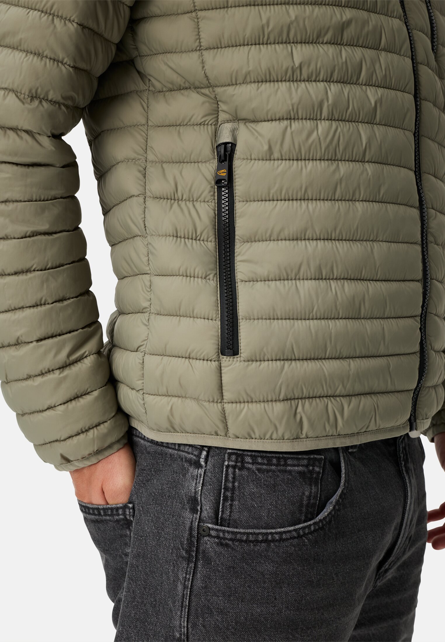 Herren Steppjacke mit Reißverschlusstaschen Grün getragen detailliert nah