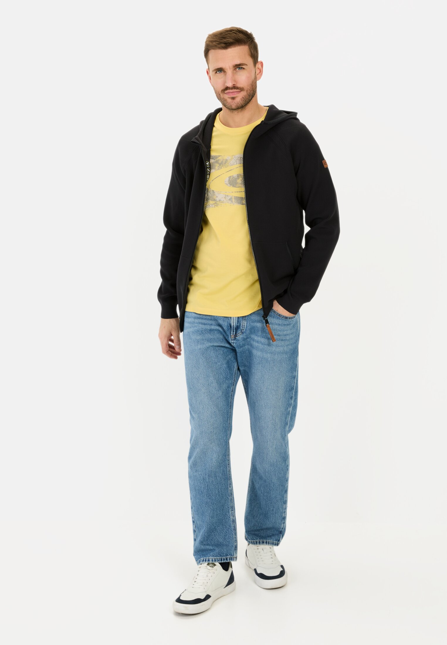 Men T-shirt made from organic cotton Citron worn front full body