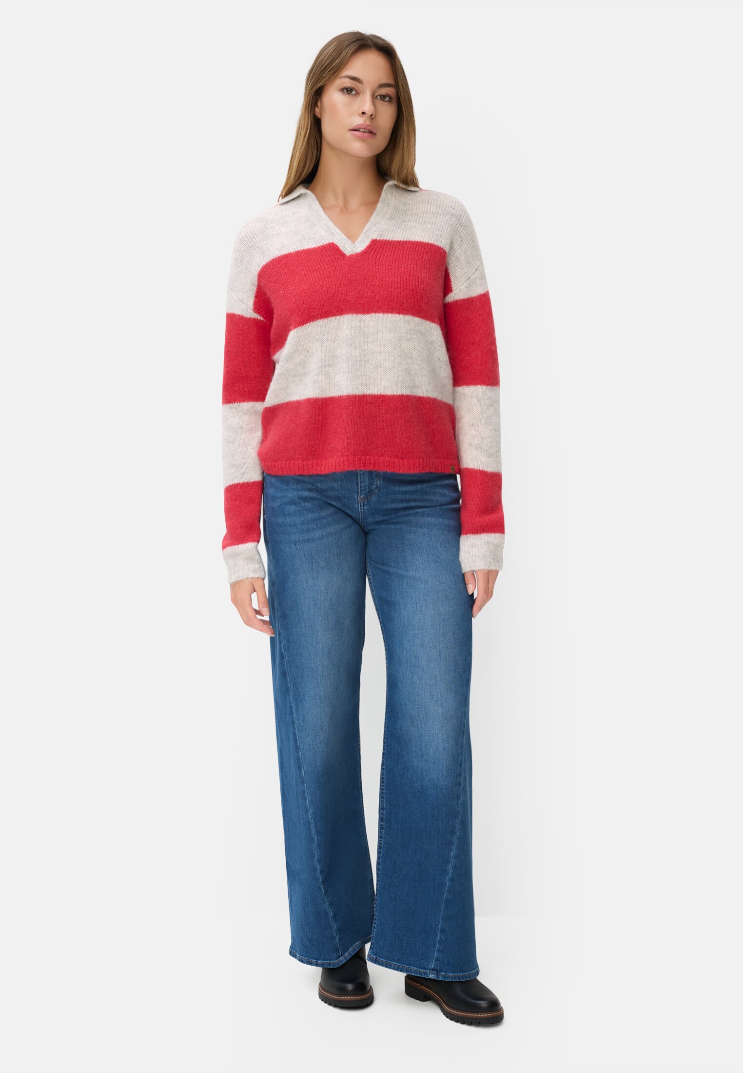 Damen Strickpullover mit Hemdkragen Rot getragen vorne Ganzkörper