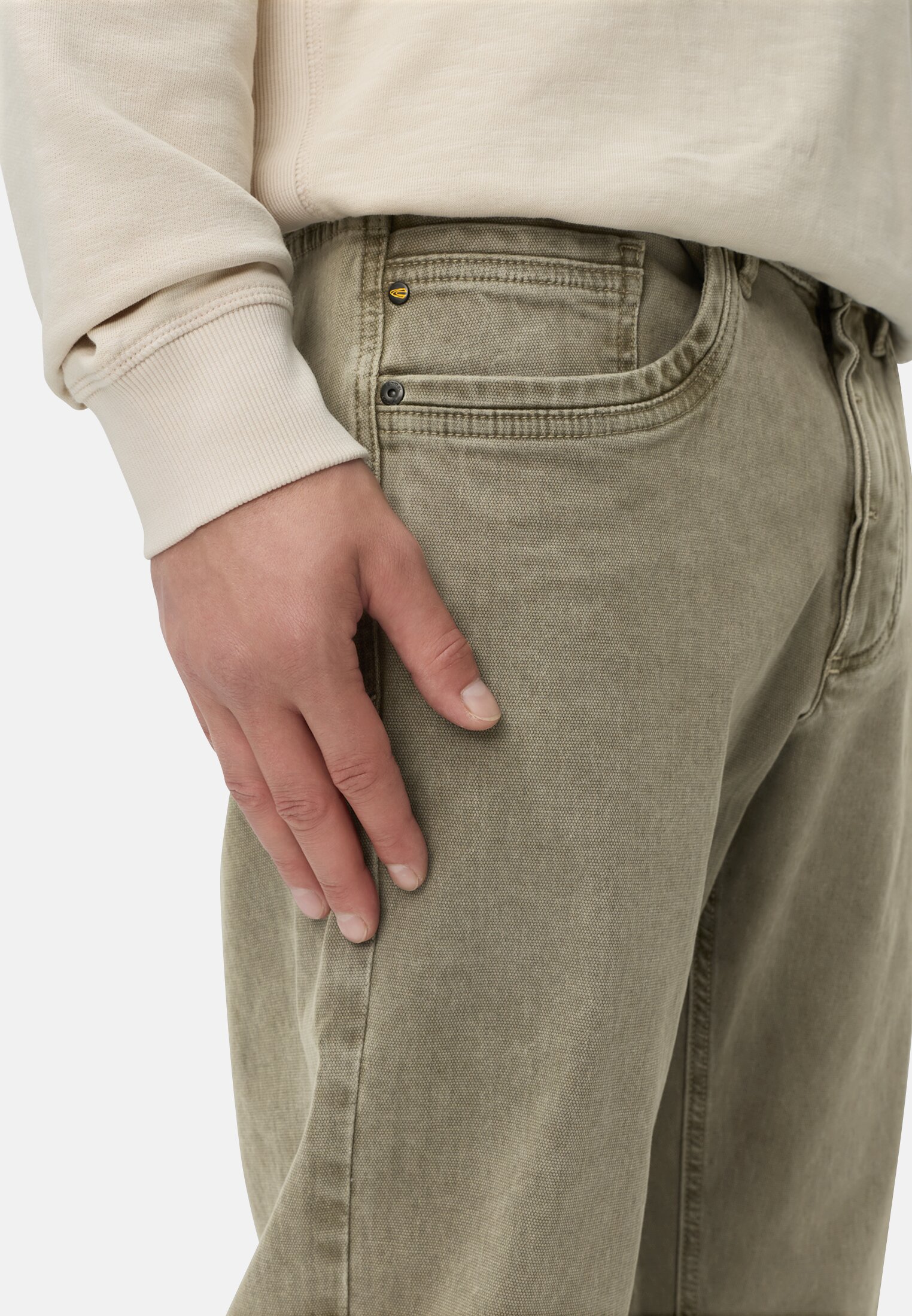 Heren 5-Pocket Relaxed Fit Broek gemaakt van een katoen mix Khaki gedragen detail dichtbij  