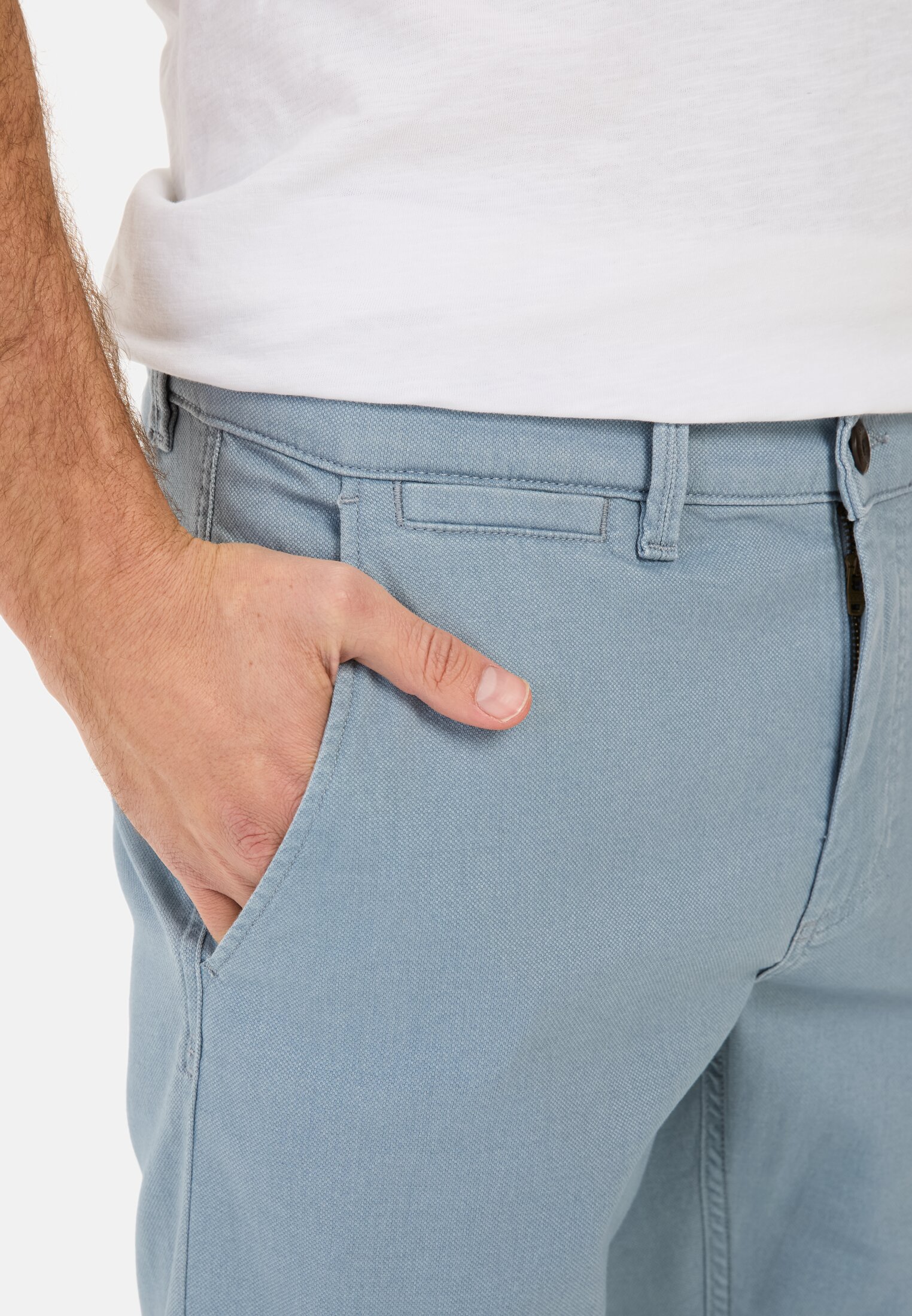 Heren Basic chino slim fit Blauw gedragen detail dichtbij  