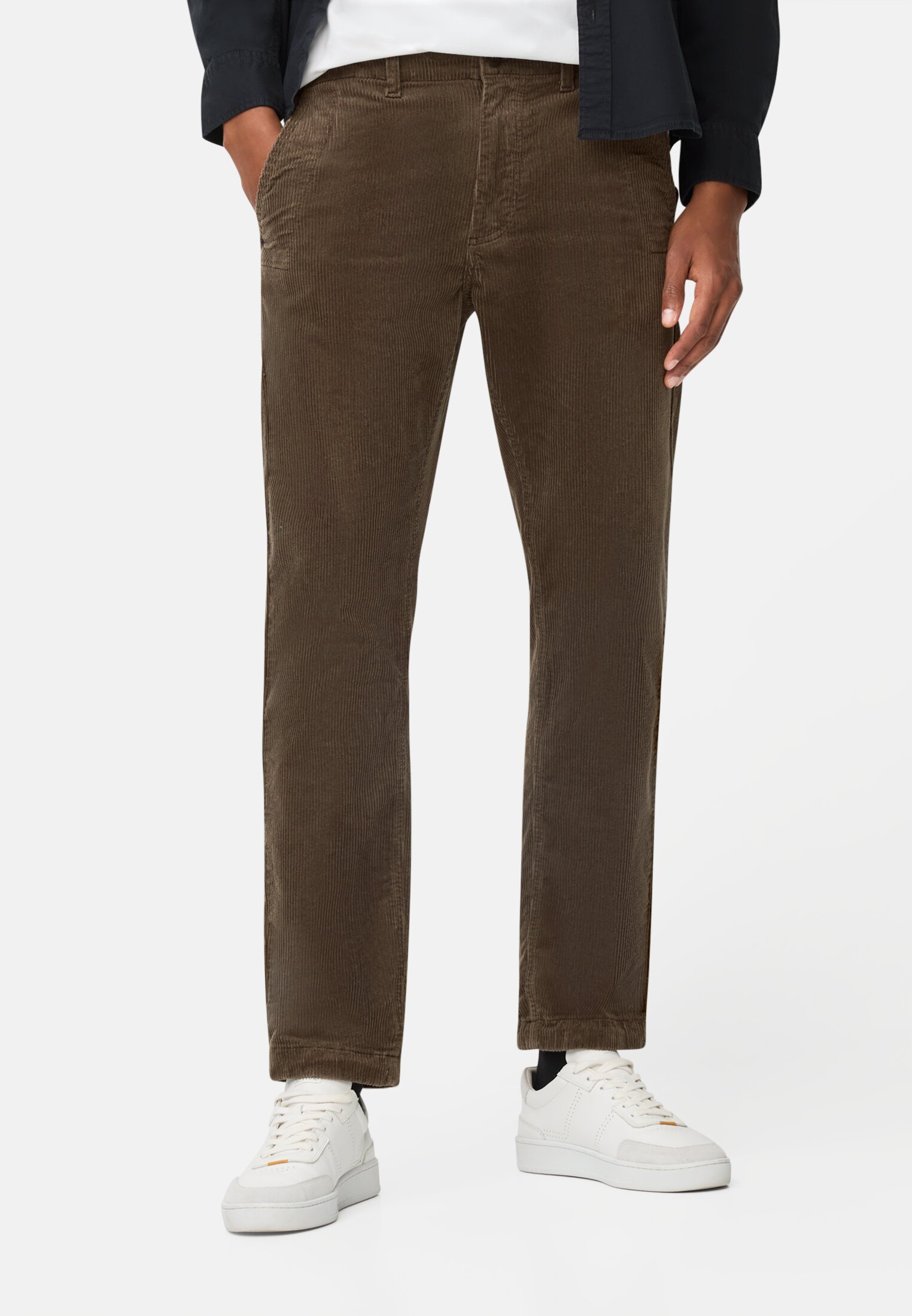 Herren Regular Fit Chino Hose aus Cord Dunkelbraun getragen vorn