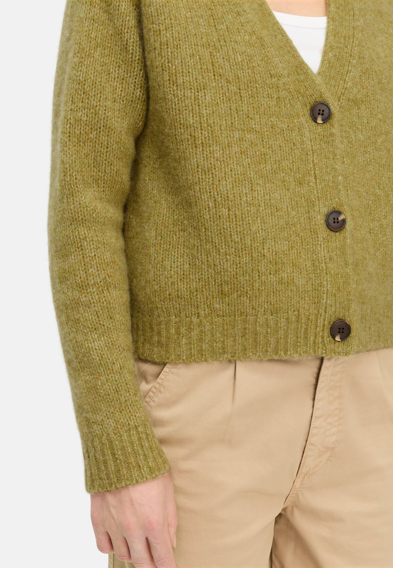 Damen Strickjacke mit Raglanärmeln und Knopfverschluss Oliv getragen detailliert nah