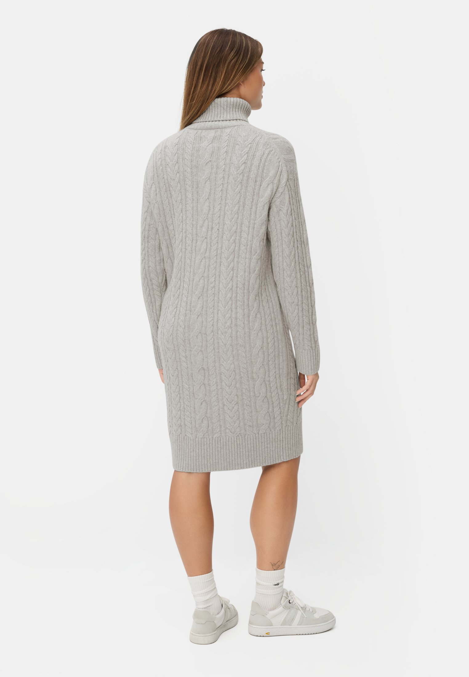 Damen Strickkleid mit Zopfstrickmuster Grau getragen hinten