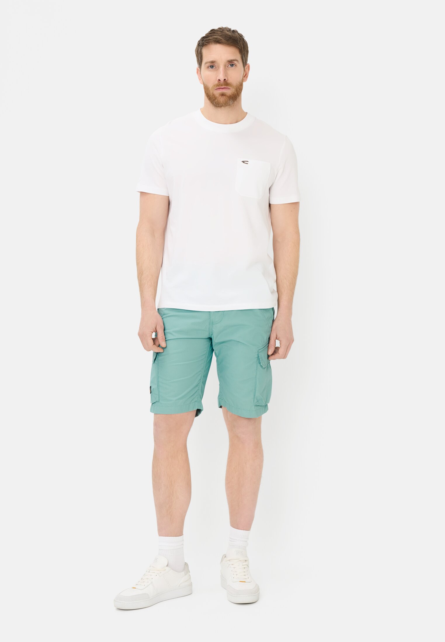 Herren Cargoshorts aus reiner Baumwolle Ozeangrün getragen vorne Ganzkörper