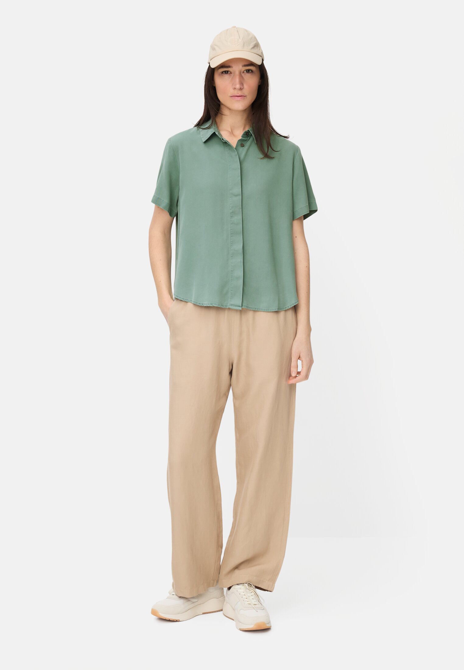 Damen Kurzarm Bluse mit Kentkragen Jadeblau getragen vorne Ganzkörper