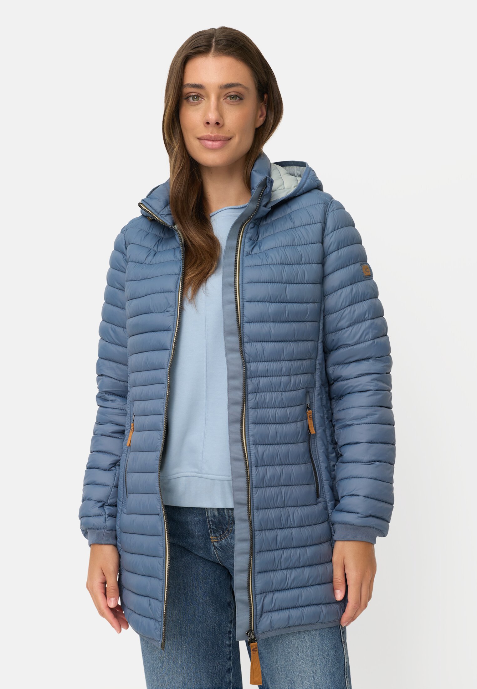Damen Wasserabweisende Steppjacke mit Reißverschlusstaschen Rauchblau getragen vorn