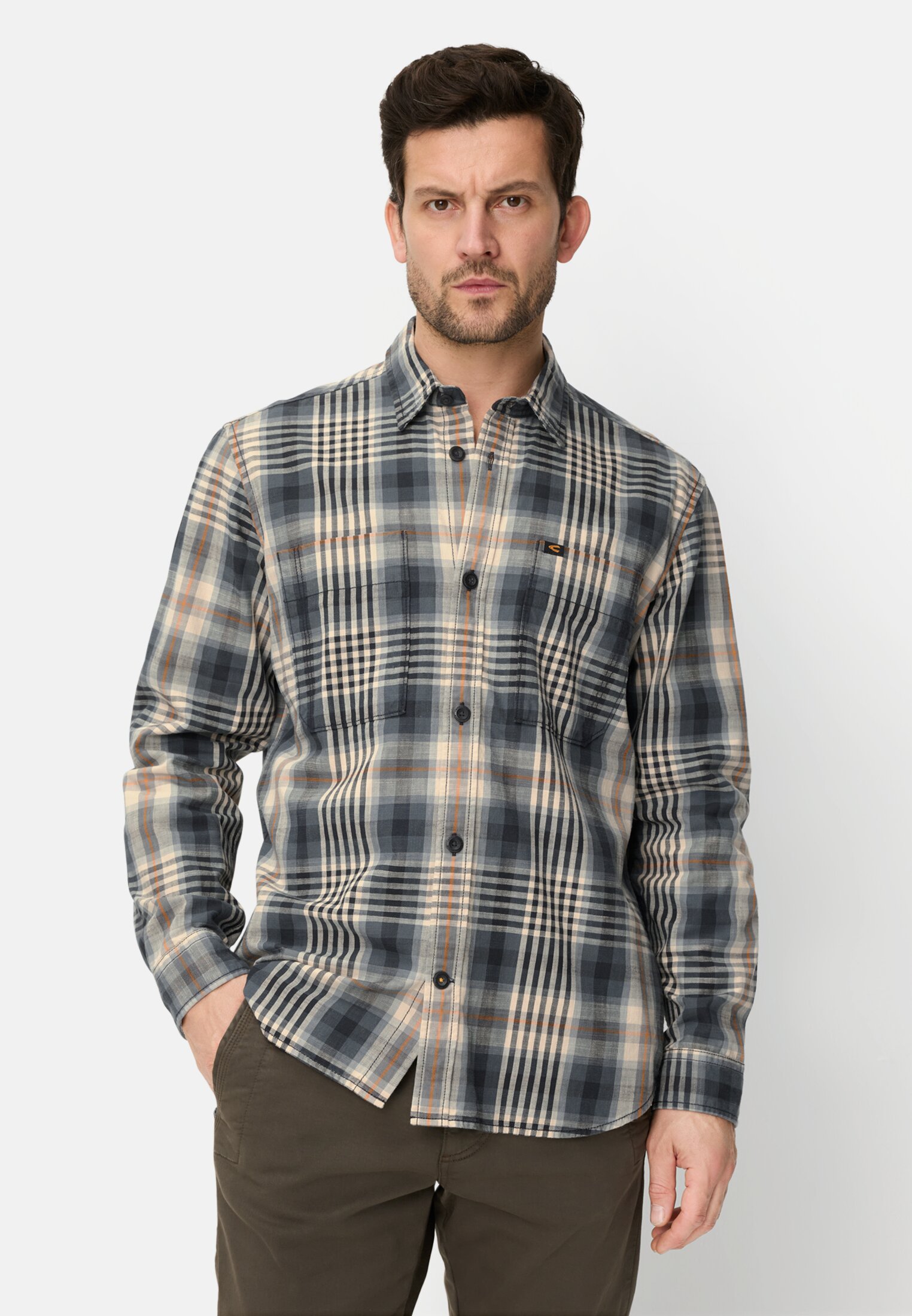 Herren Langarm Hemd mit Kentkragen und Brusttaschen Asphalt getragen vorn