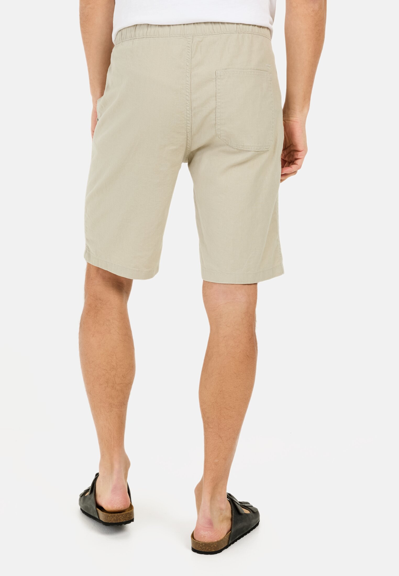 MI_97X96-5F84-16_M2-00 Men Chino shorts with elastic waistband Beige worn back