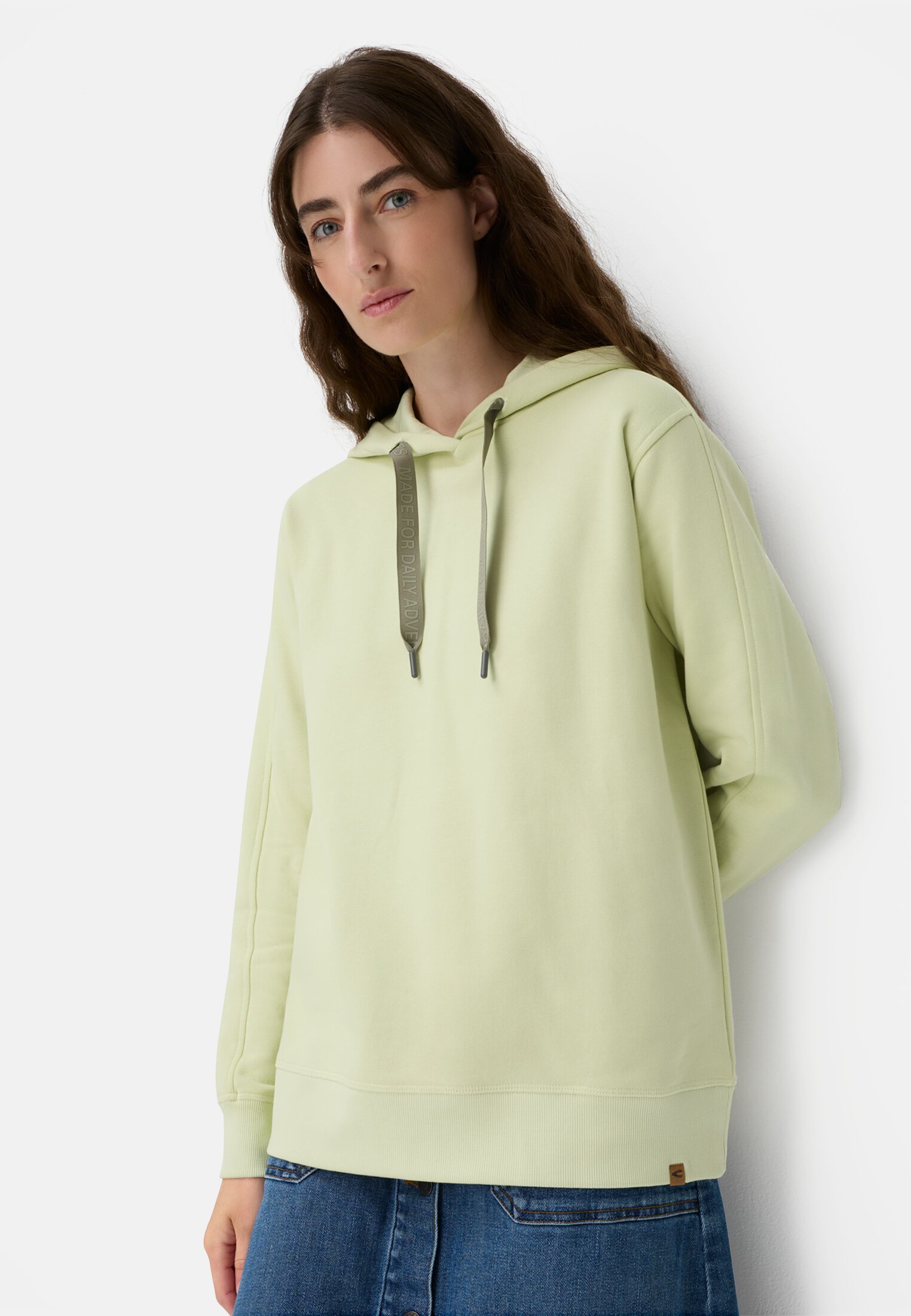 Damen Hoodie aus reiner Baumwolle Limettengrün getragen emotional