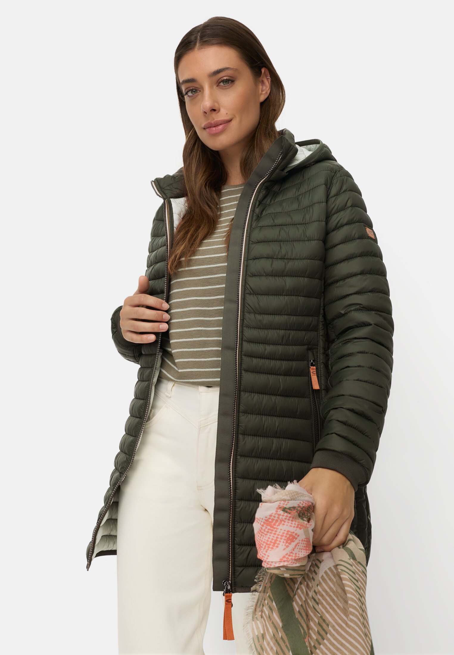 Women Water-repellent quilted jacket with zip pockets Forest Green worn emotional