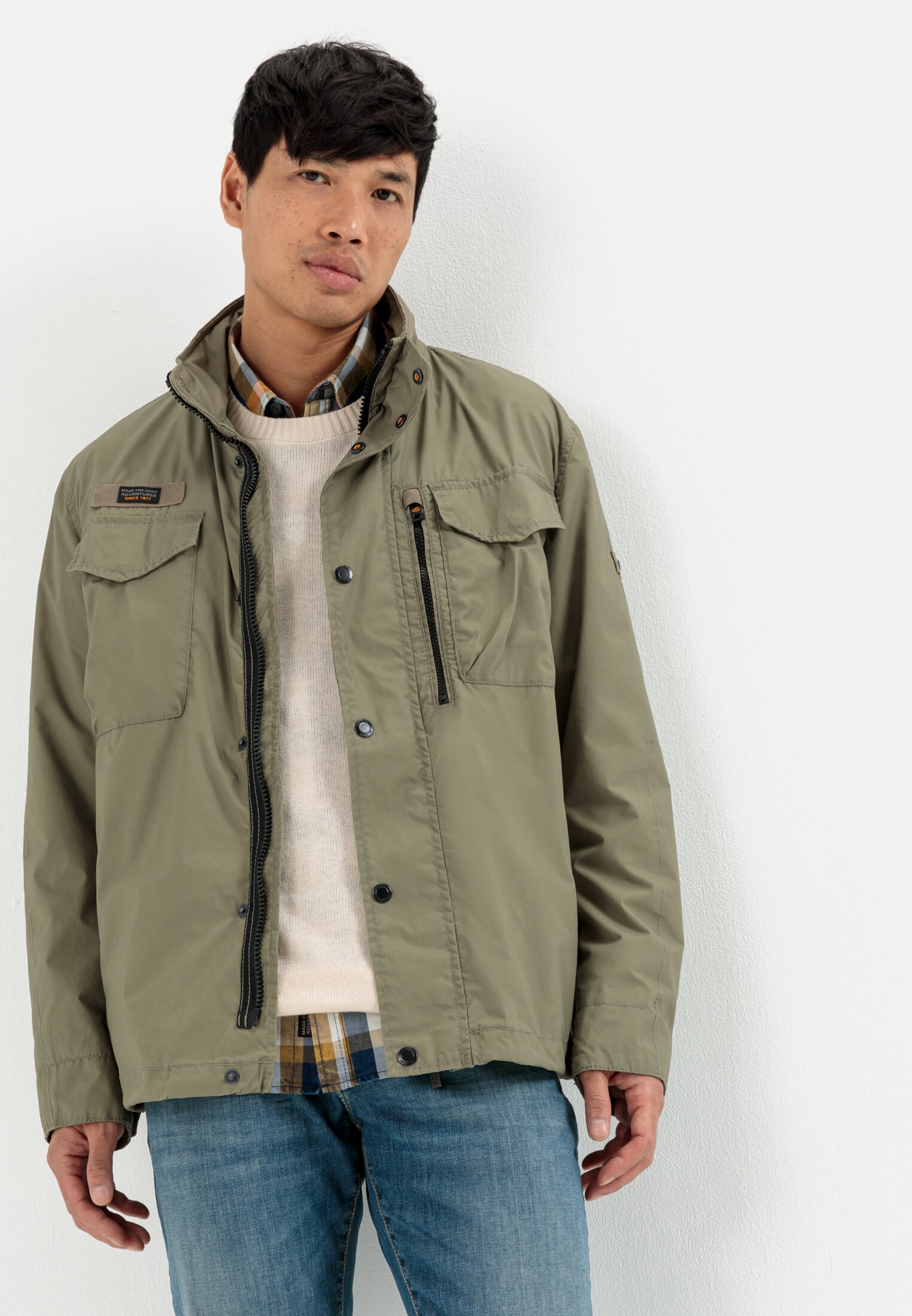 Herren Leichter Blouson mit Stehkragen Khaki getragen emotional