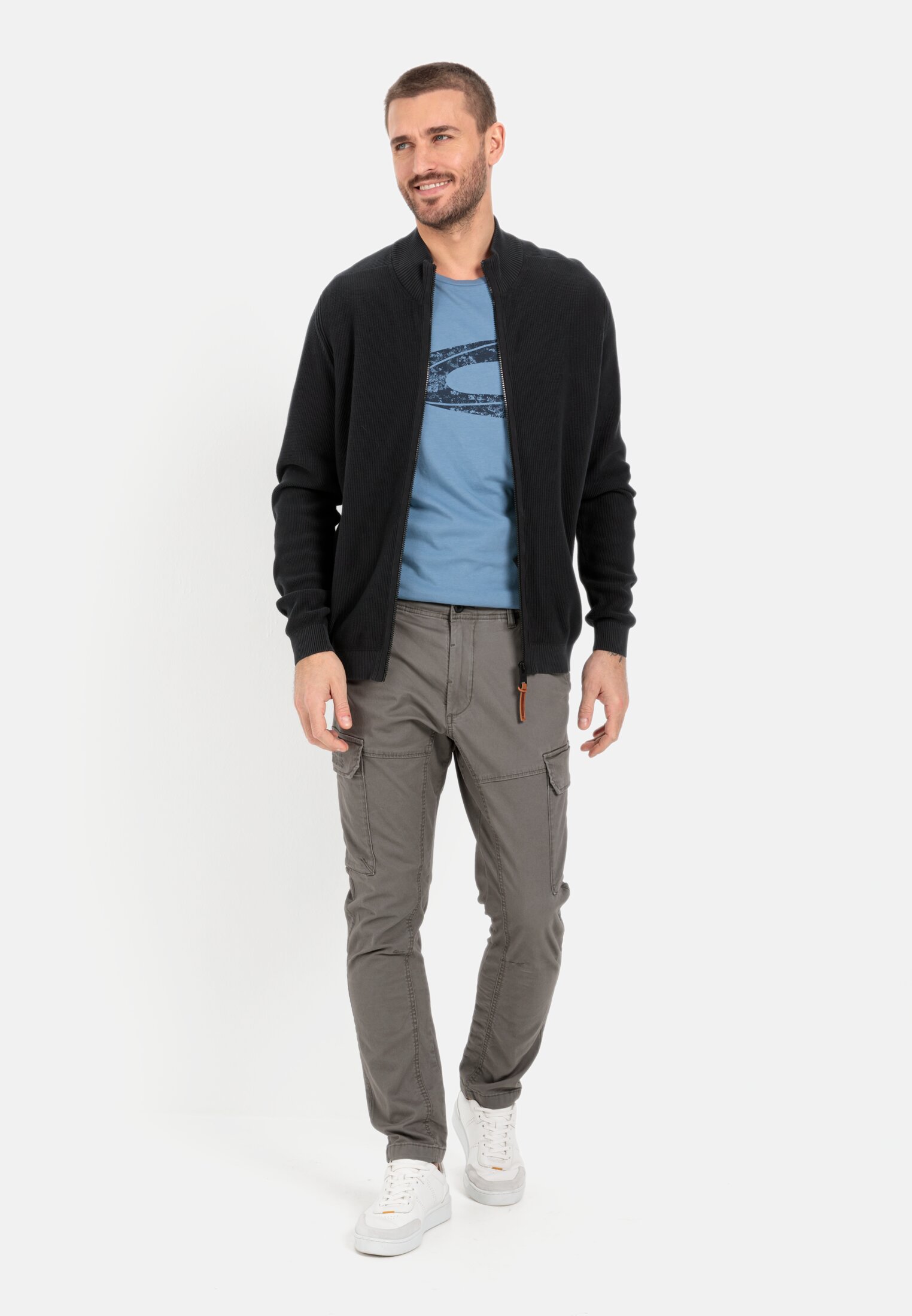 Men Tapered fit cargo pants Grey worn front full body
