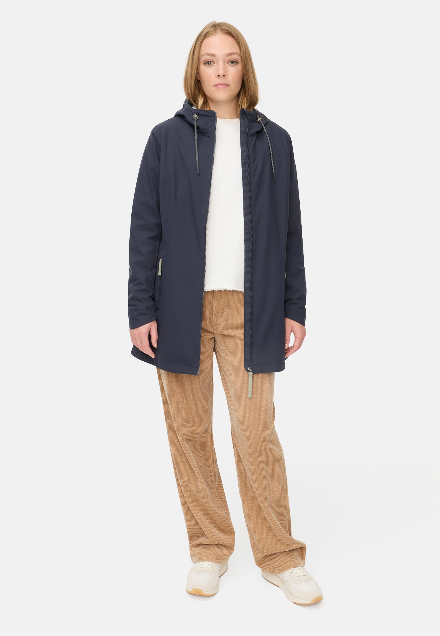 Damen Funktionsjacke aus leichtem Softshell und reflektierenden Details Dunkelblau getragen vorne Ganzkörper