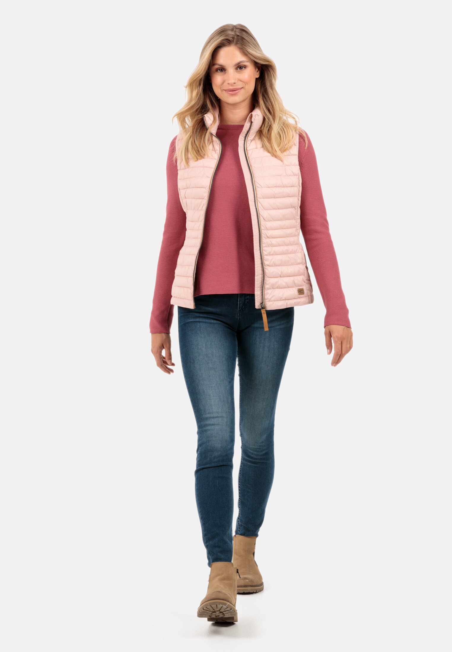 Damen Steppweste aus 100% recyceltem Material Rose getragen vorne Ganzkörper