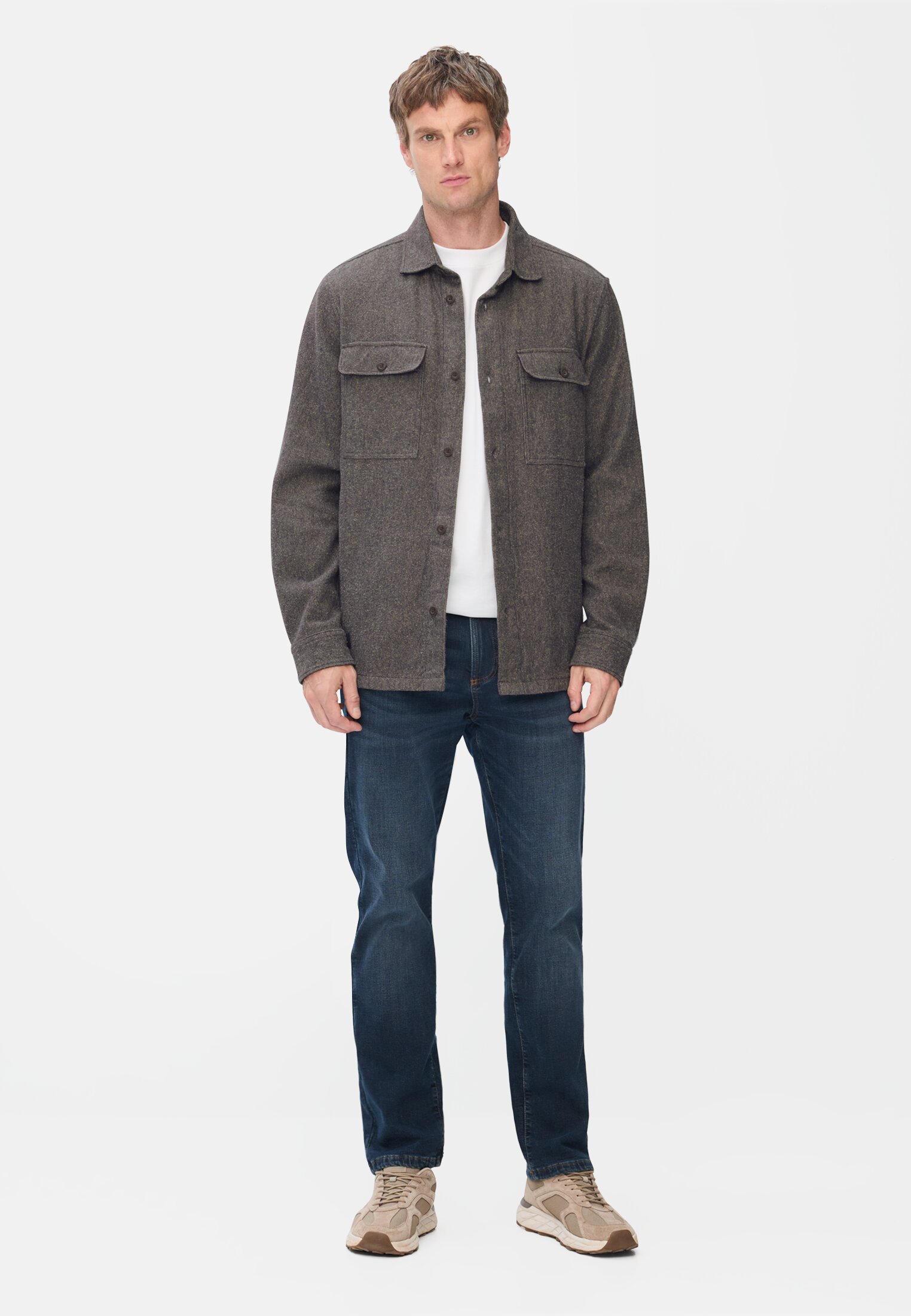 Herren Warmes Overshirt aus 100% Baumwolle Navyblau getragen vorne Ganzkörper