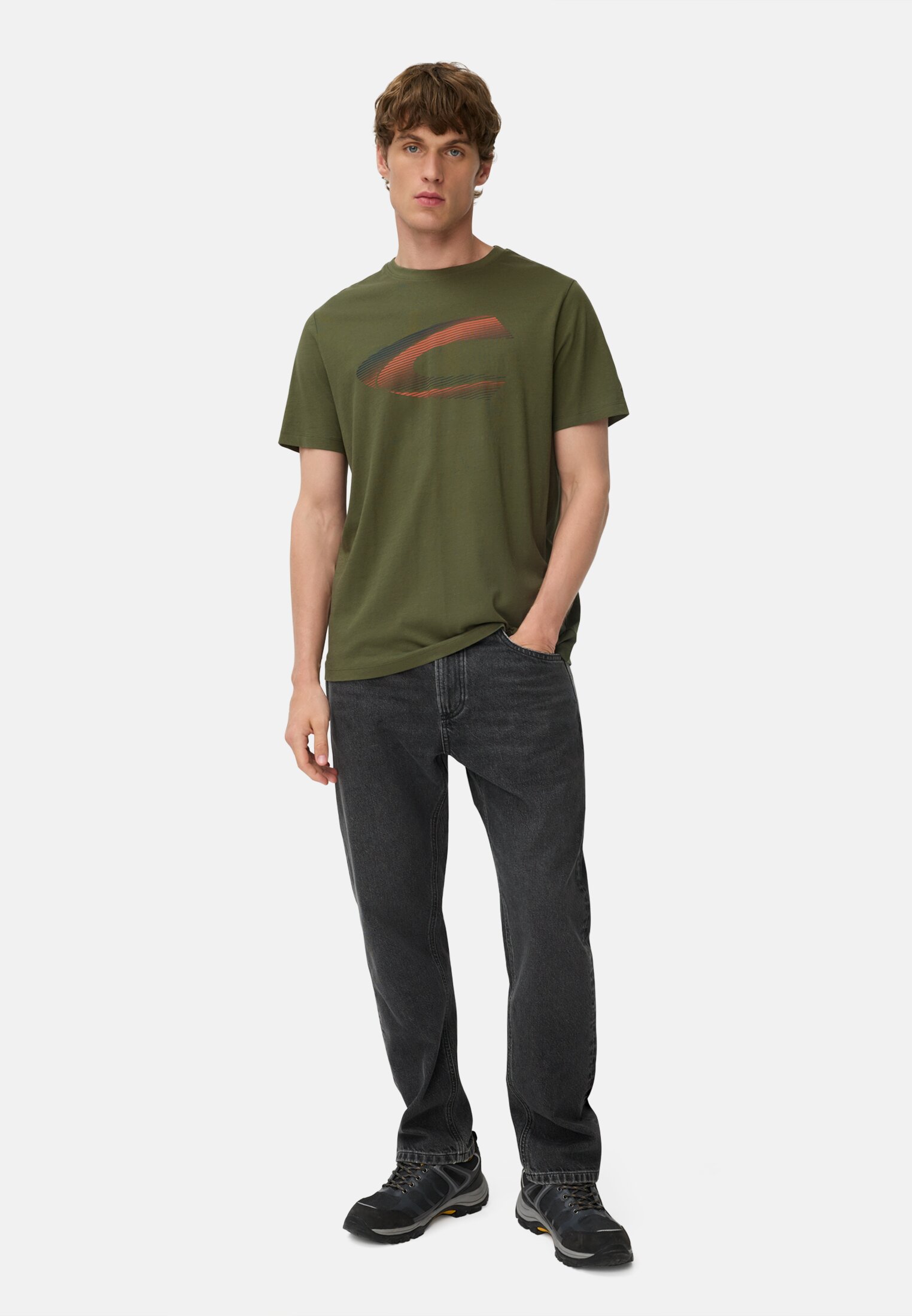 Herren T-Shirt mit Print aus nachhaltigem Organic Cotton Waldgrün getragen vorne Ganzkörper