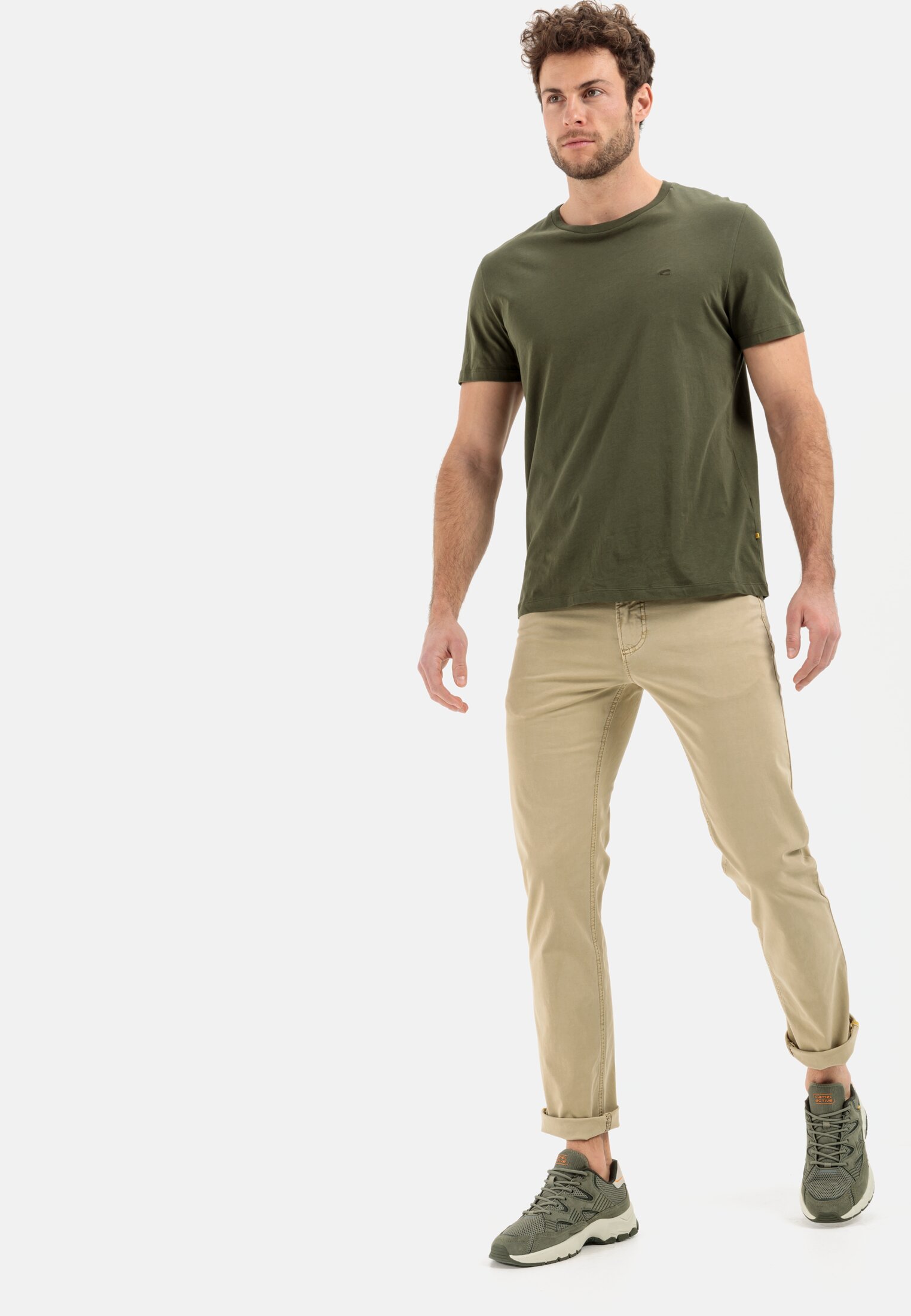 Herren Regular Fit 5 Pocket Hose Beige getragen emotional