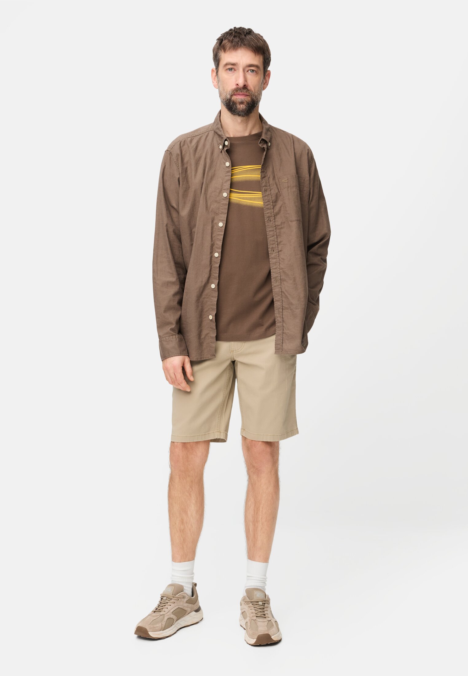 Herren T-Shirt mit Print Schlammbraun getragen vorne Ganzkörper