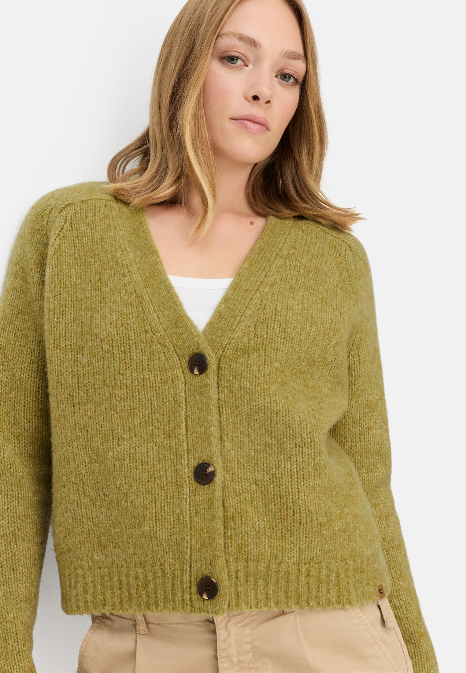 Damen Strickjacke mit Raglanärmeln und Knopfverschluss Oliv getragen emotional